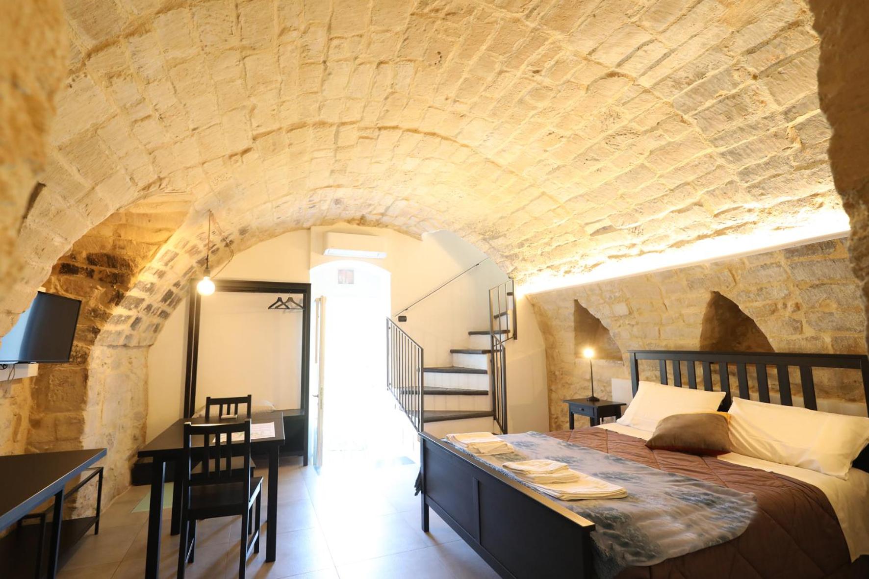 Double Room with Private Bathroom - Photo 24