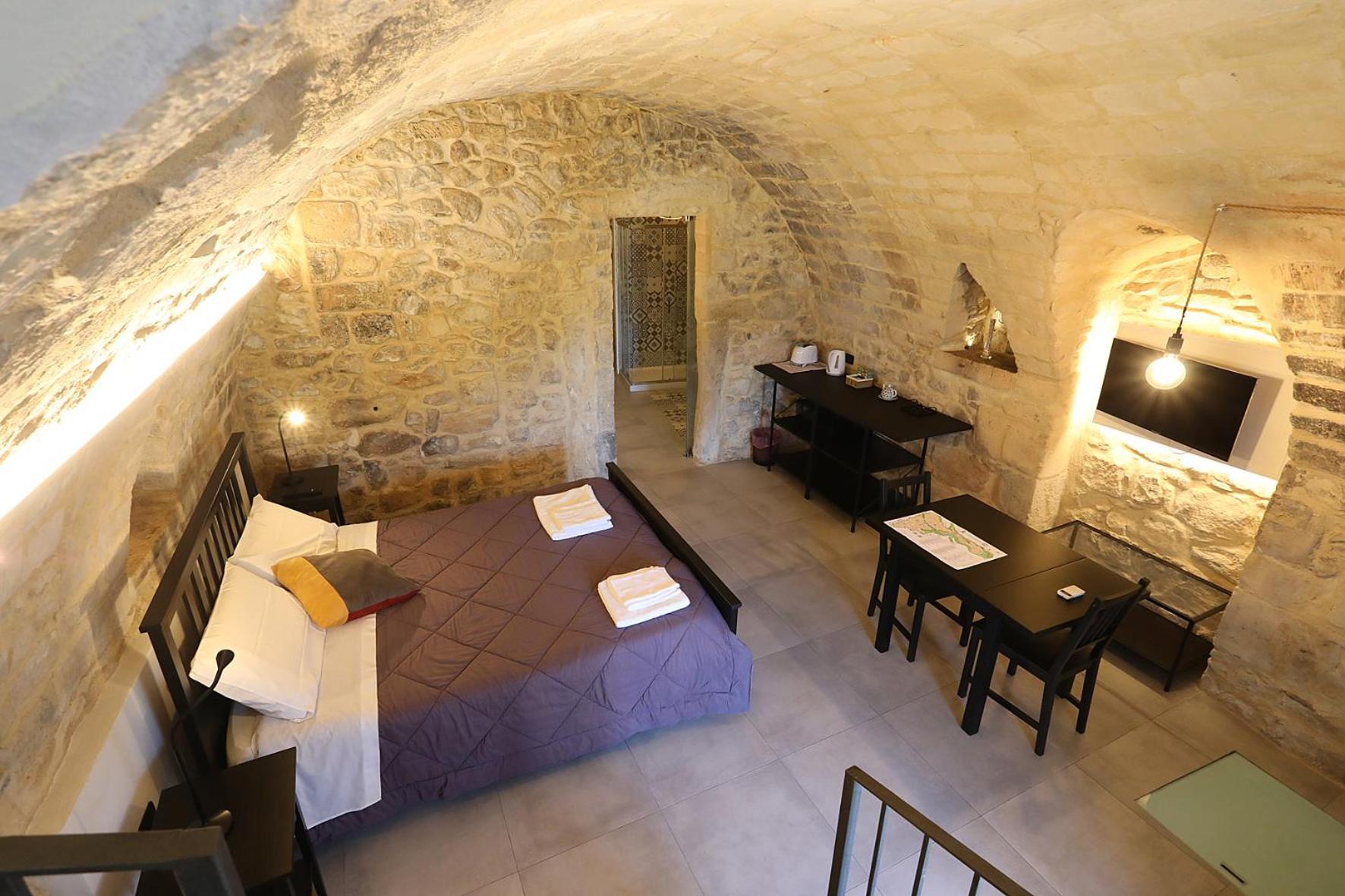 Double Room with Private Bathroom - Photo 26