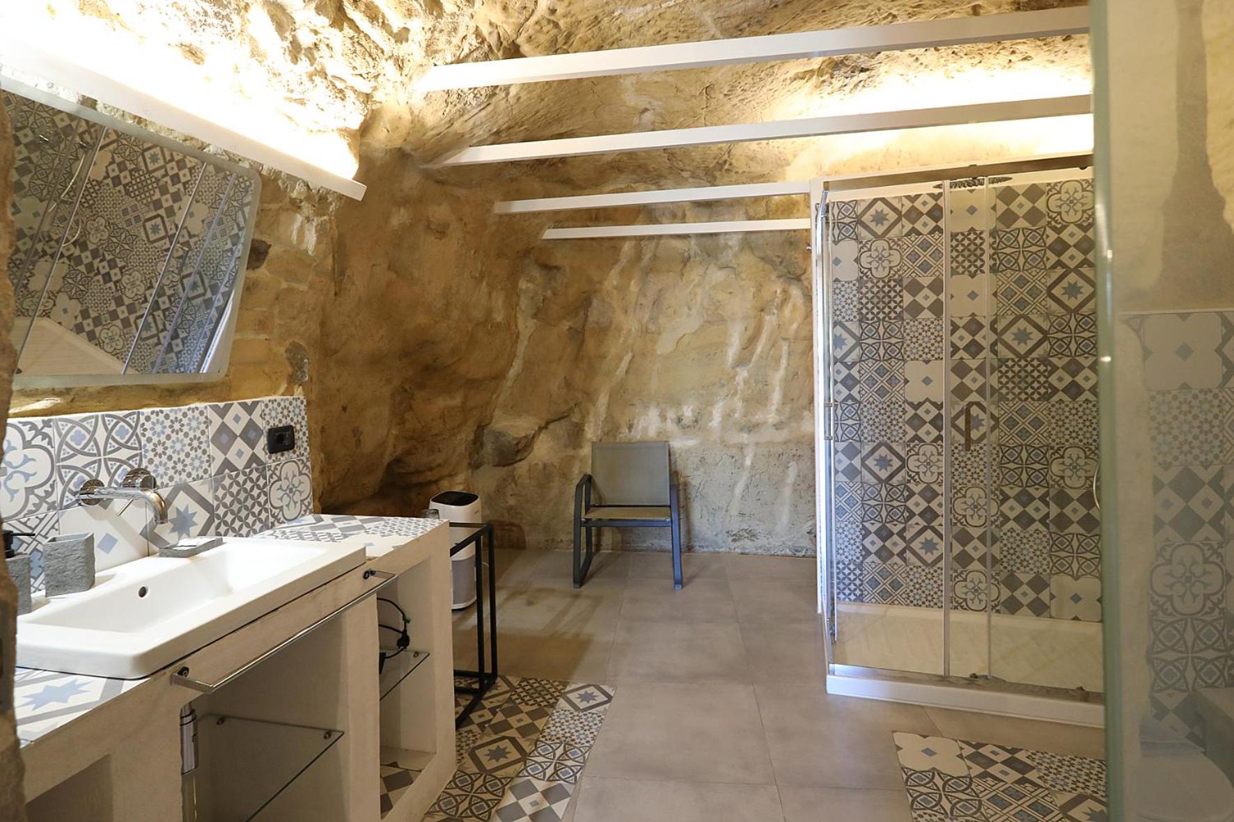 Double Room with Private Bathroom - Photo 15