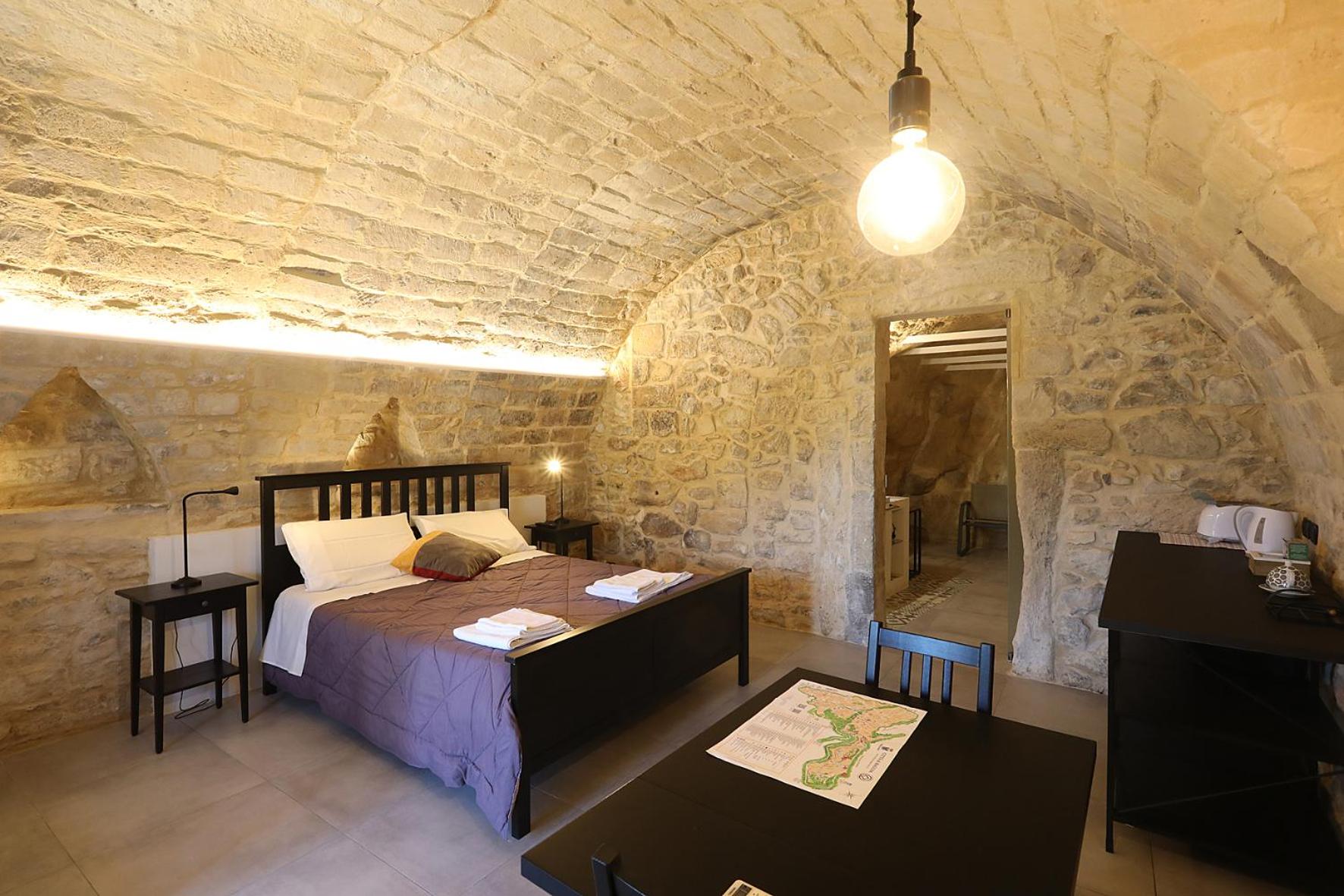 Double Room with Private Bathroom - Photo 12