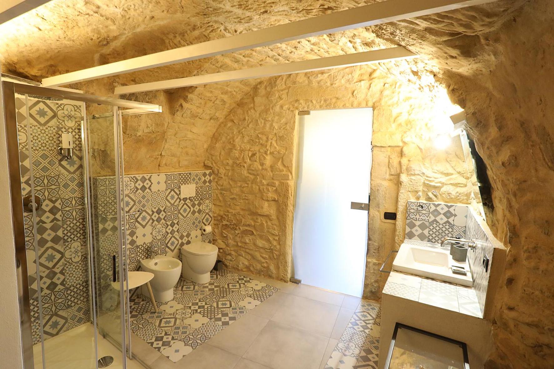 Double Room with Private Bathroom - Photo 9