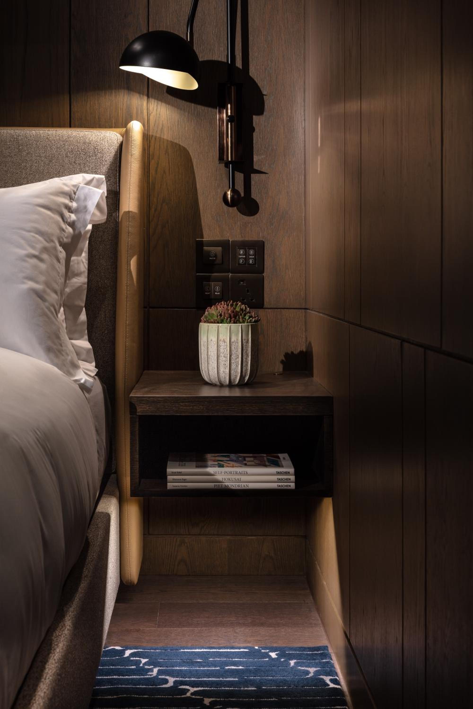 Corner King Room