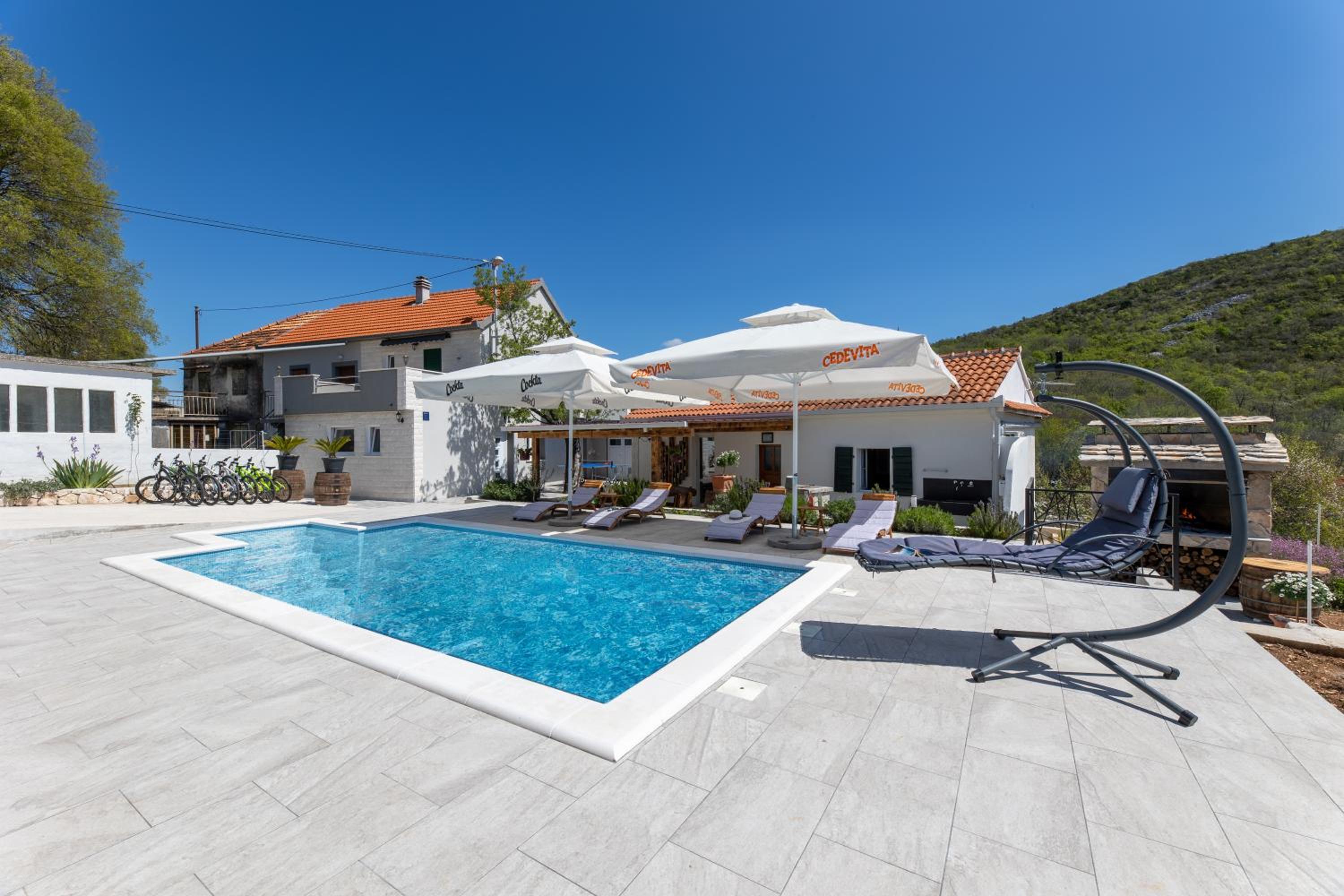 Villa with Private Pool - Photo 26