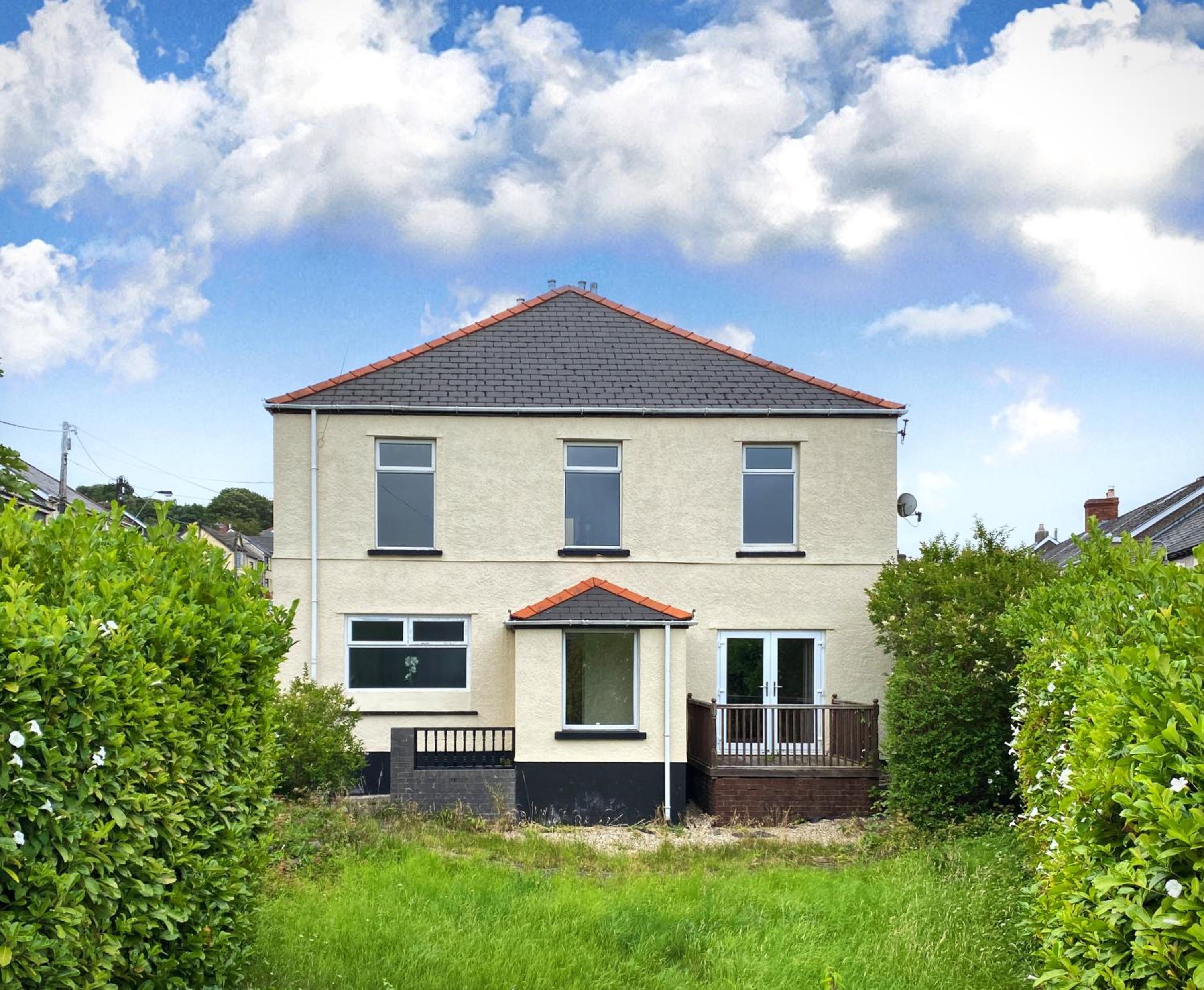 Five-Bedroom House photo 3
