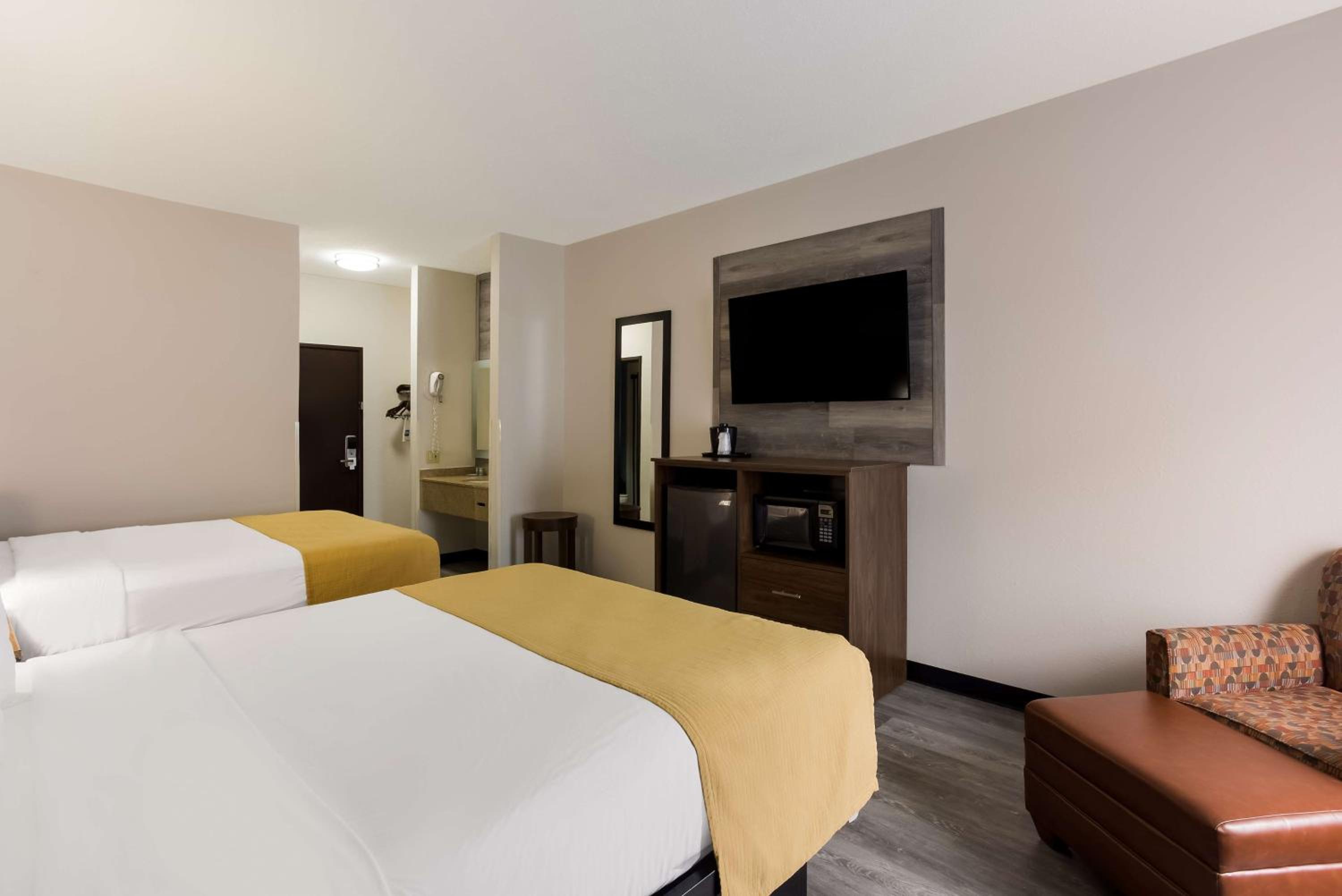 Queen Room with Two Queen Beds - Non-Smoking photo 3