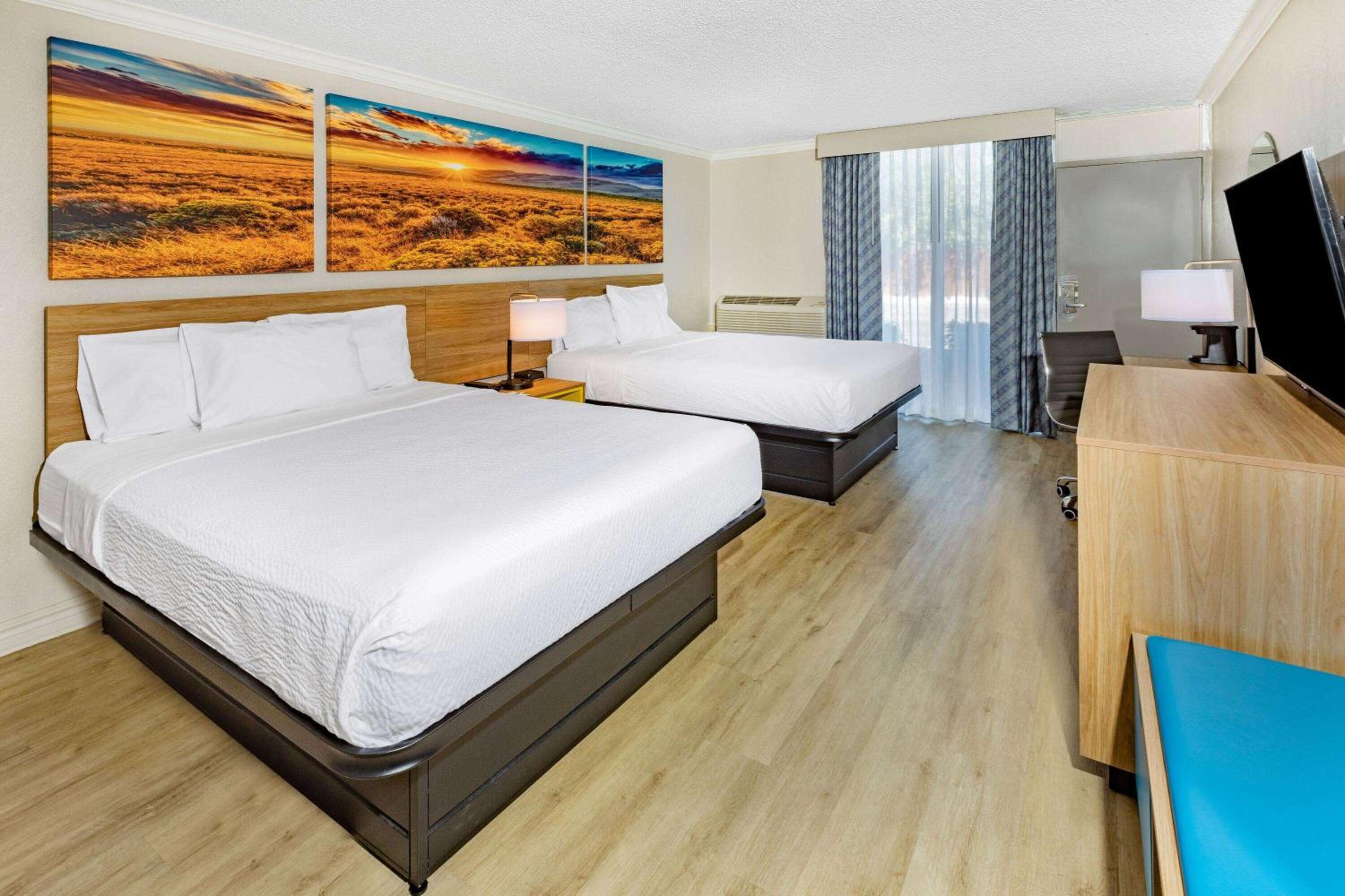 Queen Room with Two Queen Beds - Second Floor/Non-Smoking photo 3