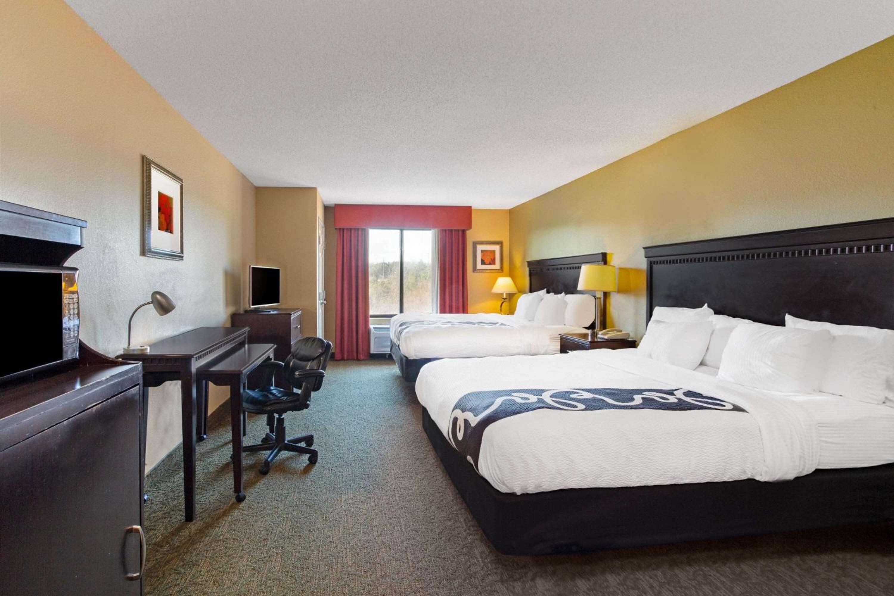 King Room With Two King Beds - Non-Smoking photo 1