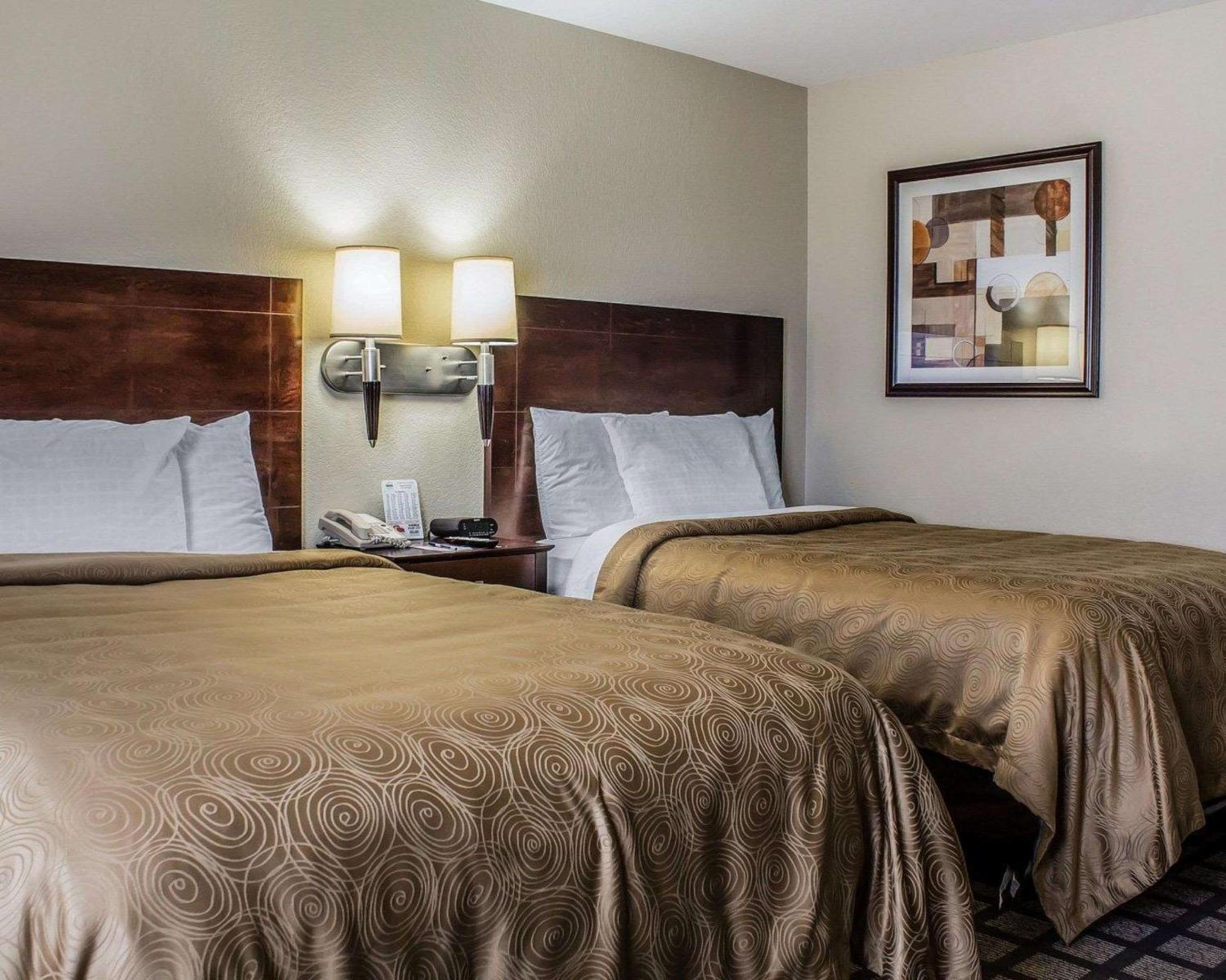 Efficiency Queen Room with Two Queen Beds and Kitchen - Non Smoking - Photo 5
