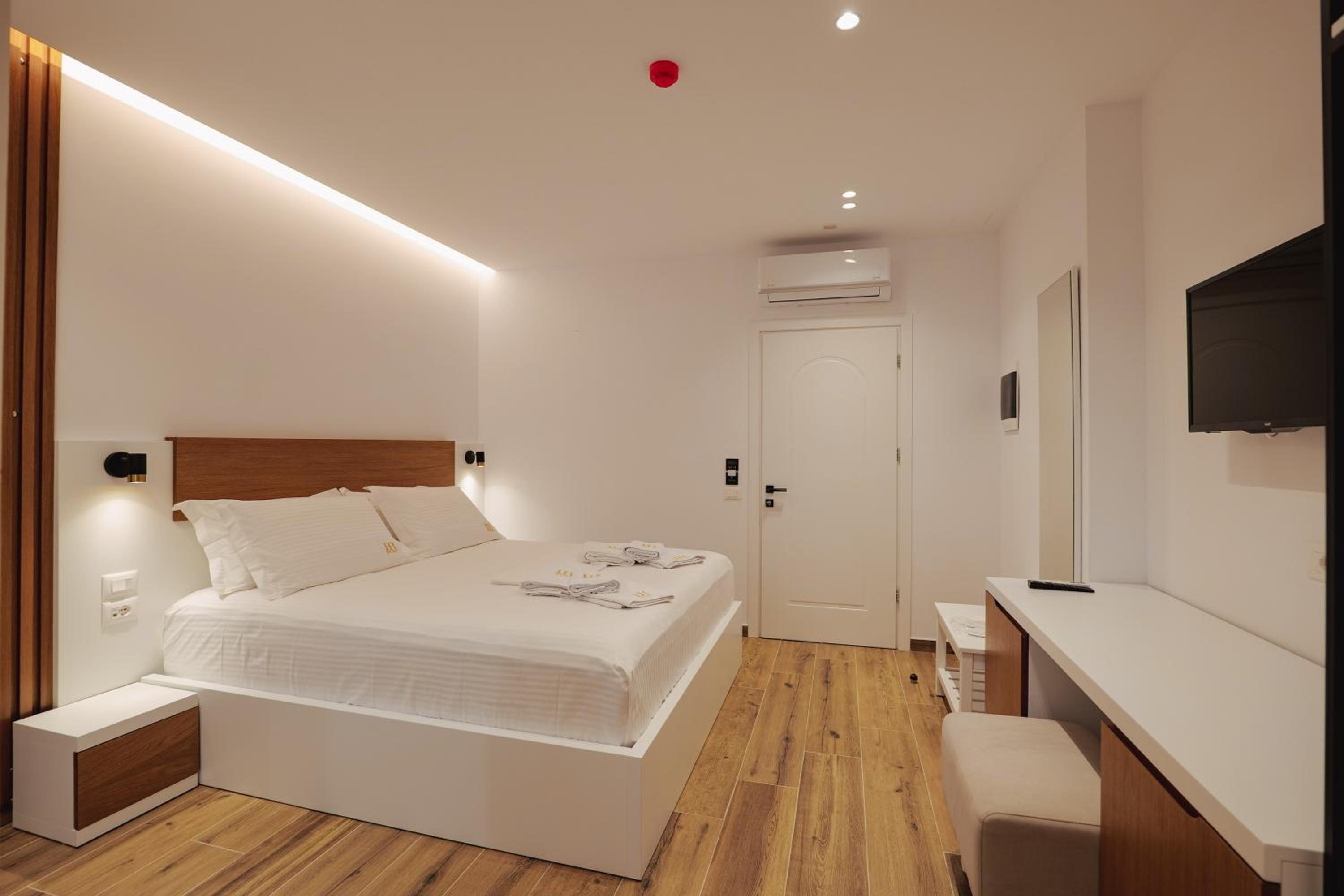 Deluxe Double Room with Side Sea View