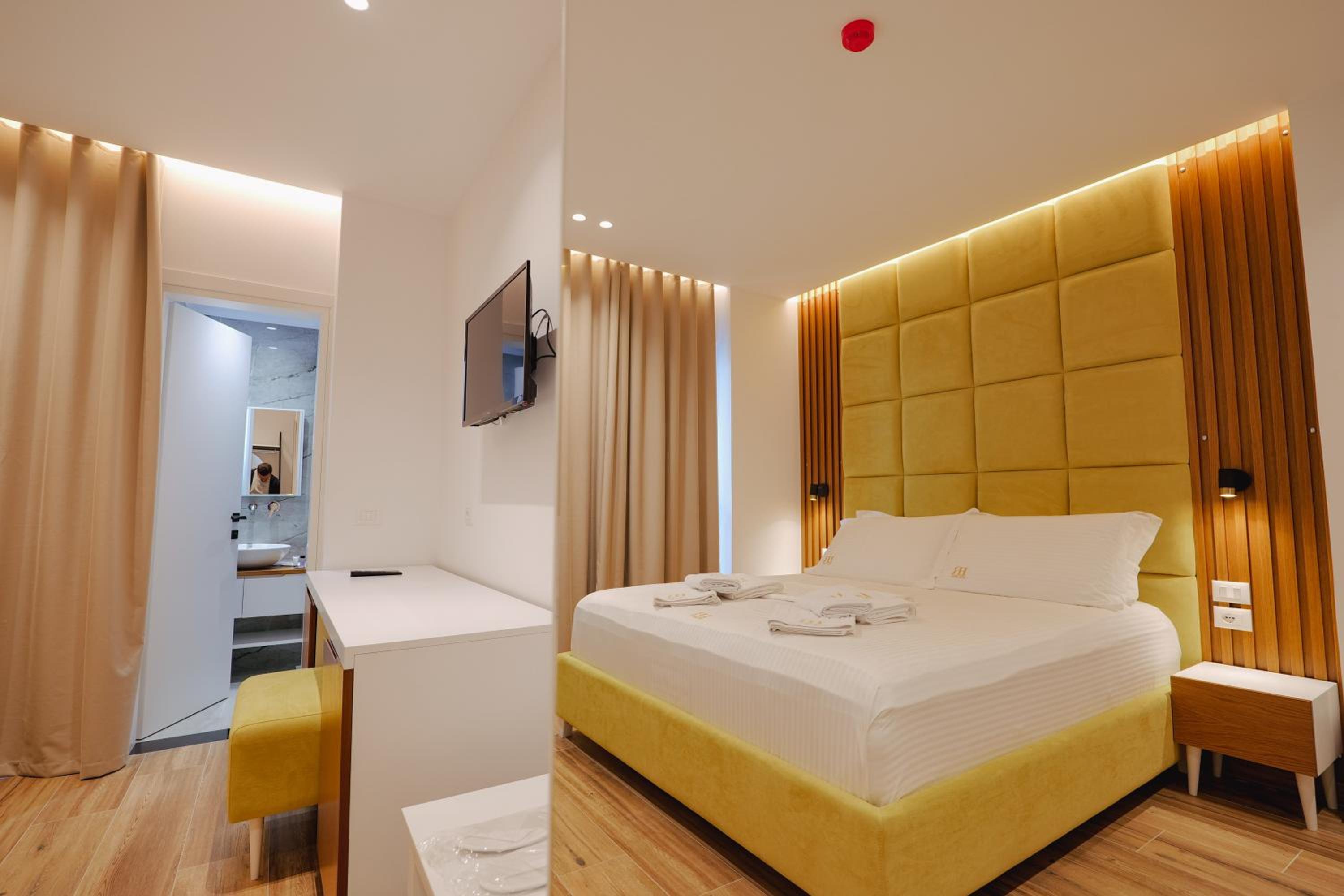 Deluxe Double Room with Balcony and Sea View