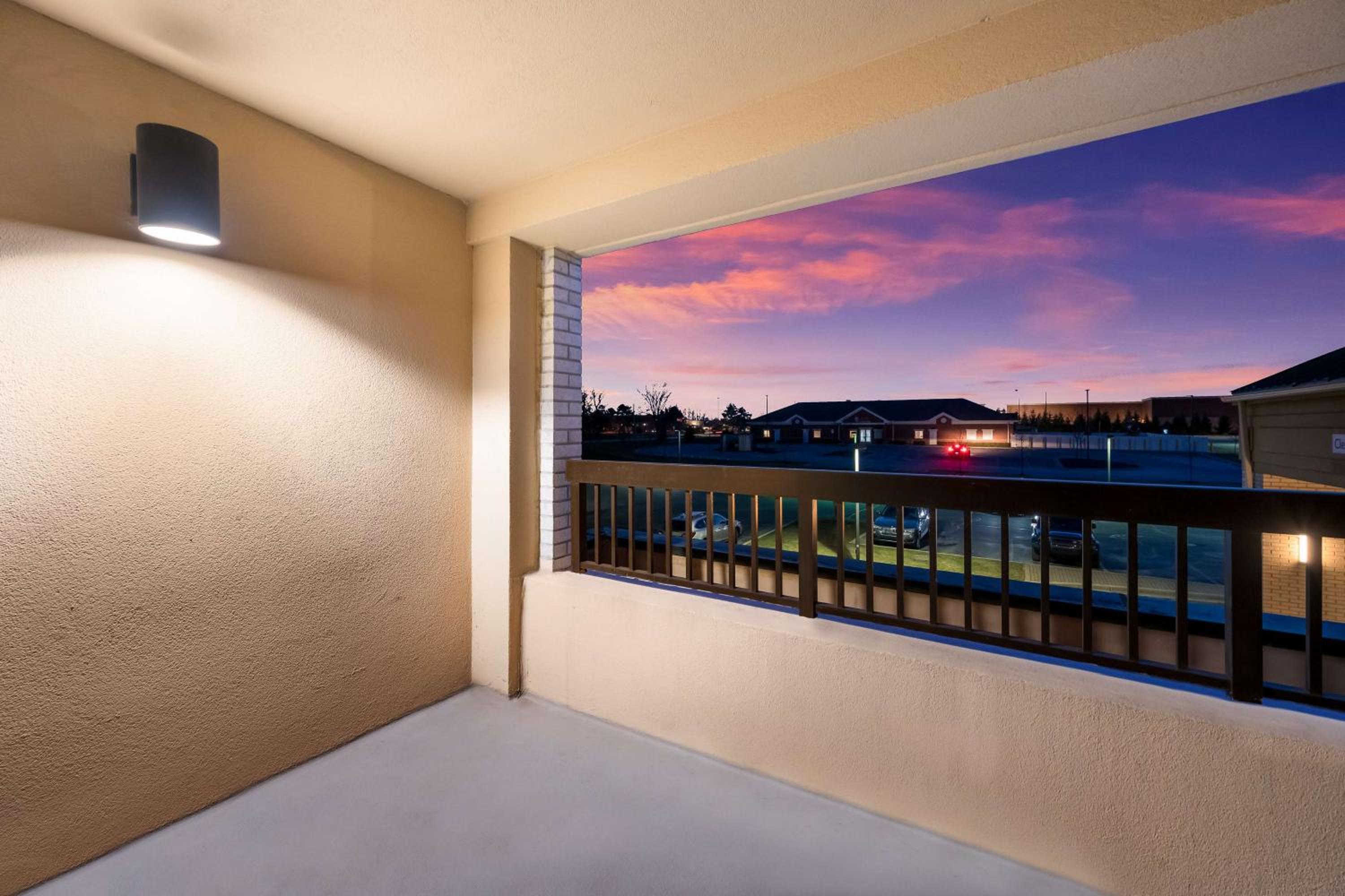 One-Bedroom King Suite with Balcony - Photo 6