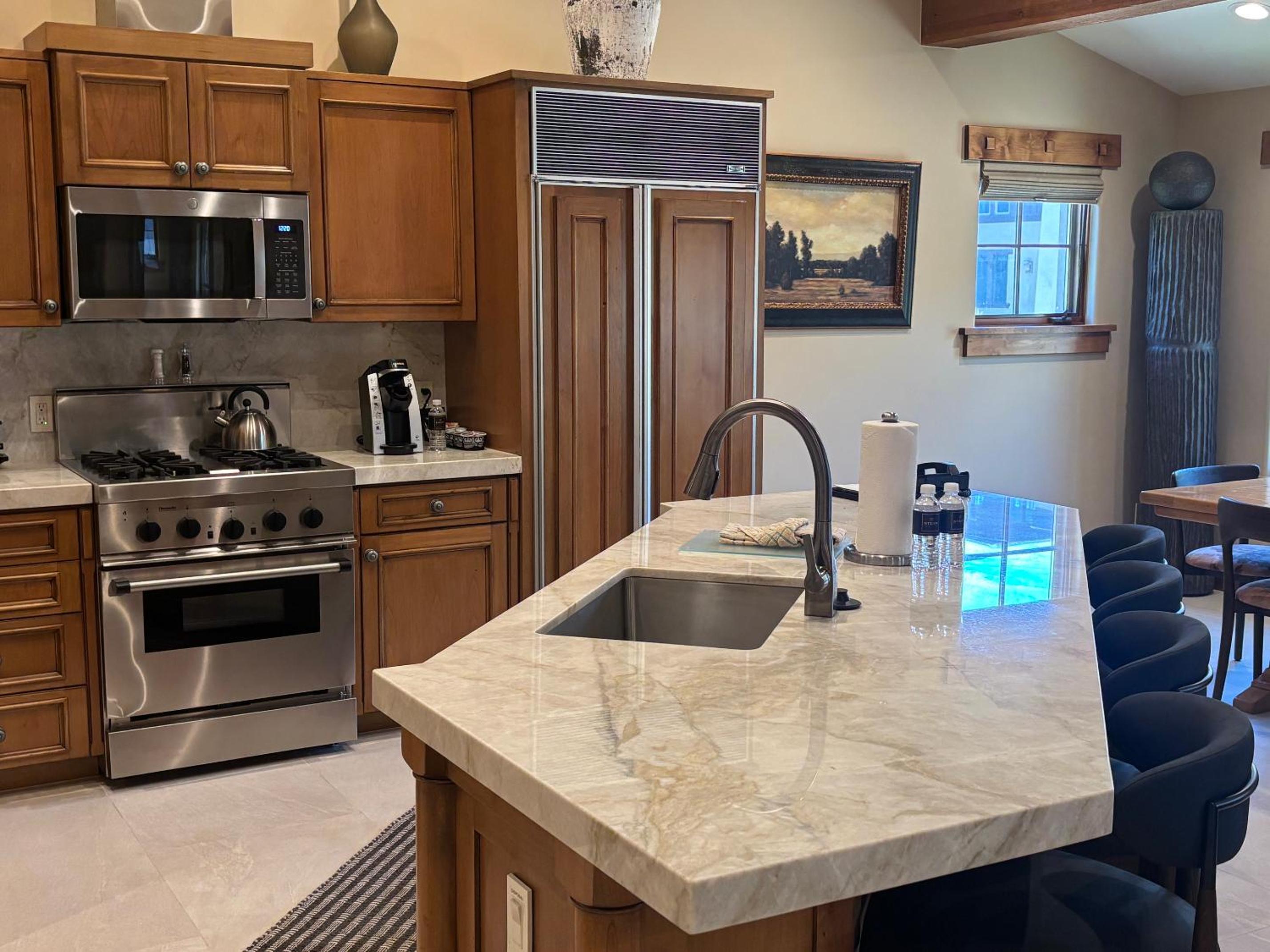 4 bedroom suite with 4 Queens