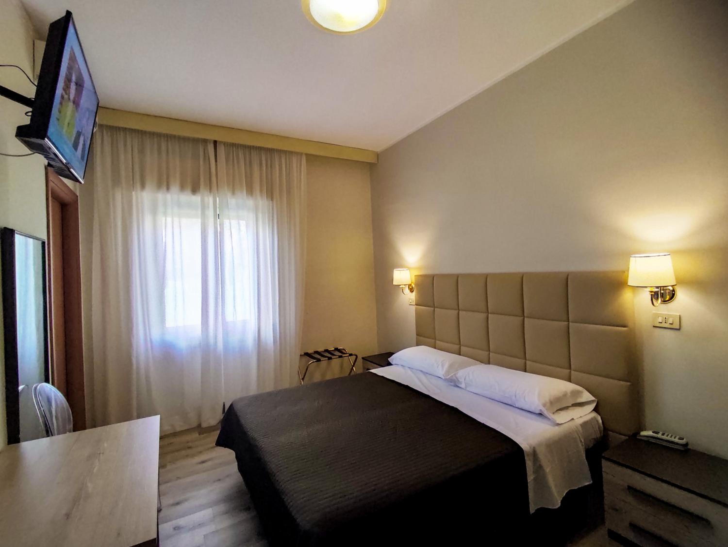 Double or Twin Room - Photo 3