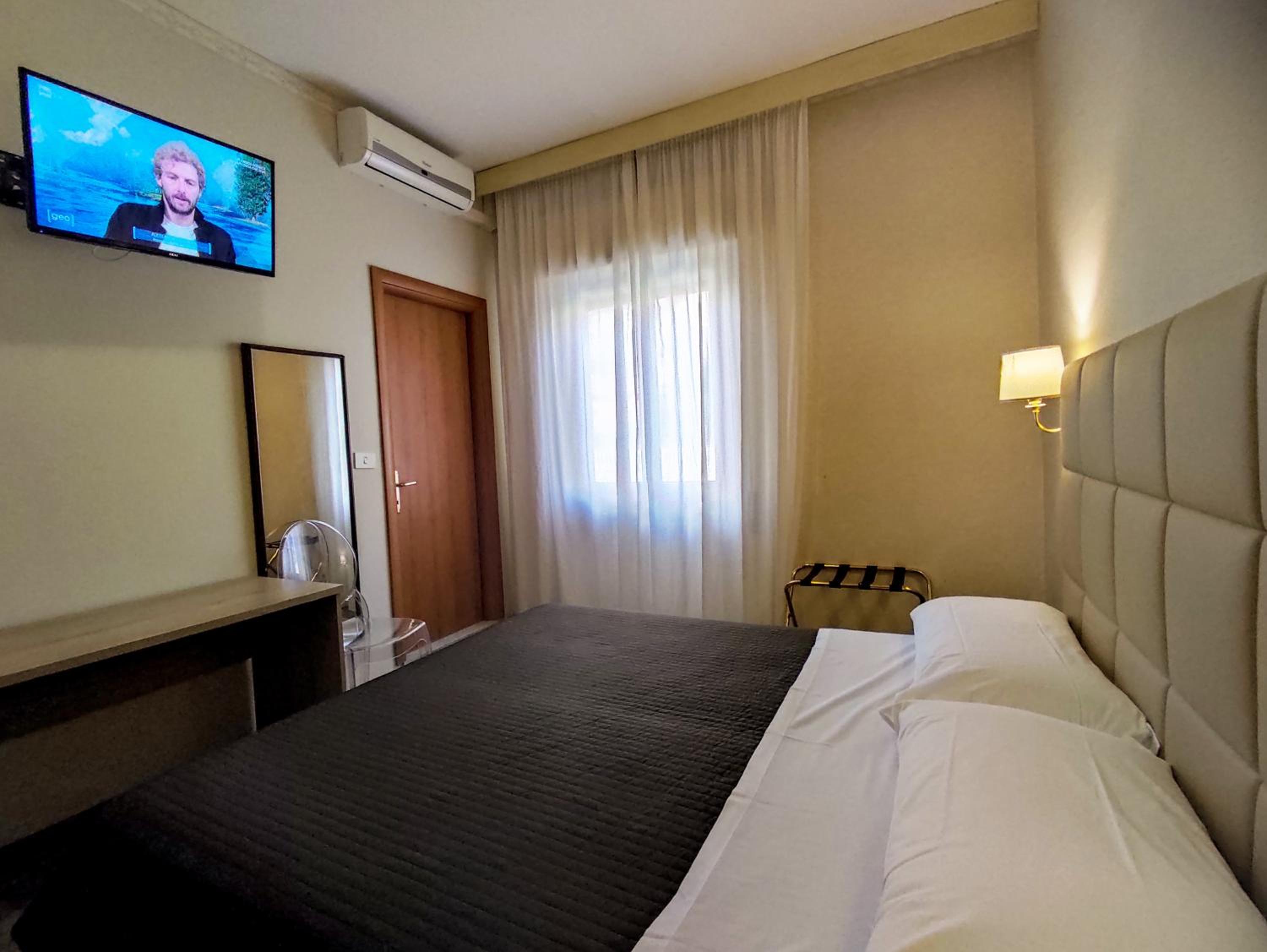 Double or Twin Room - Photo 6