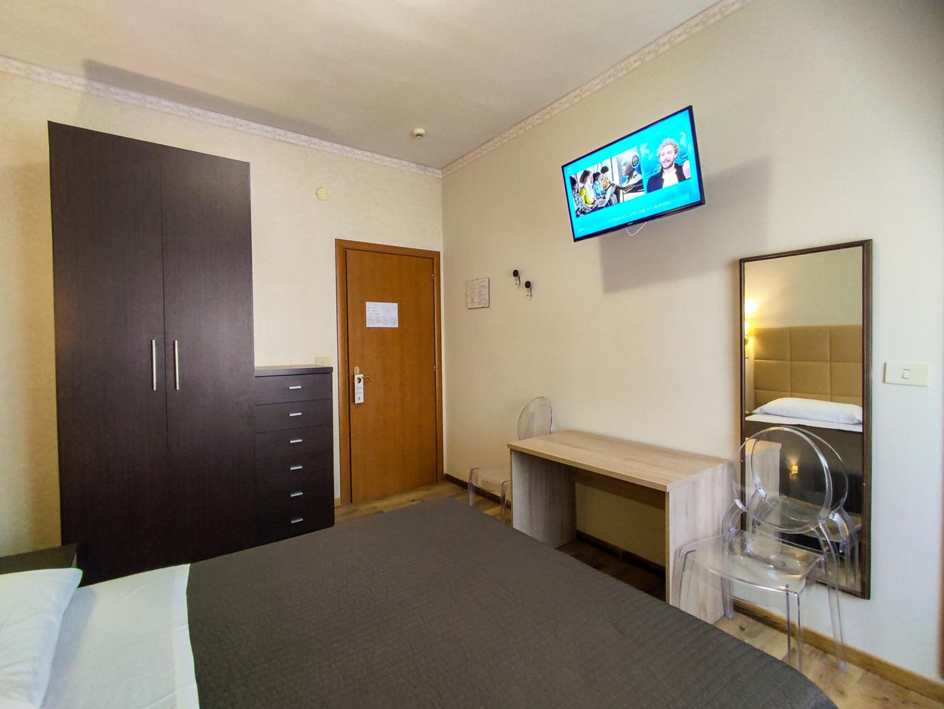 Double or Twin Room - Photo 5