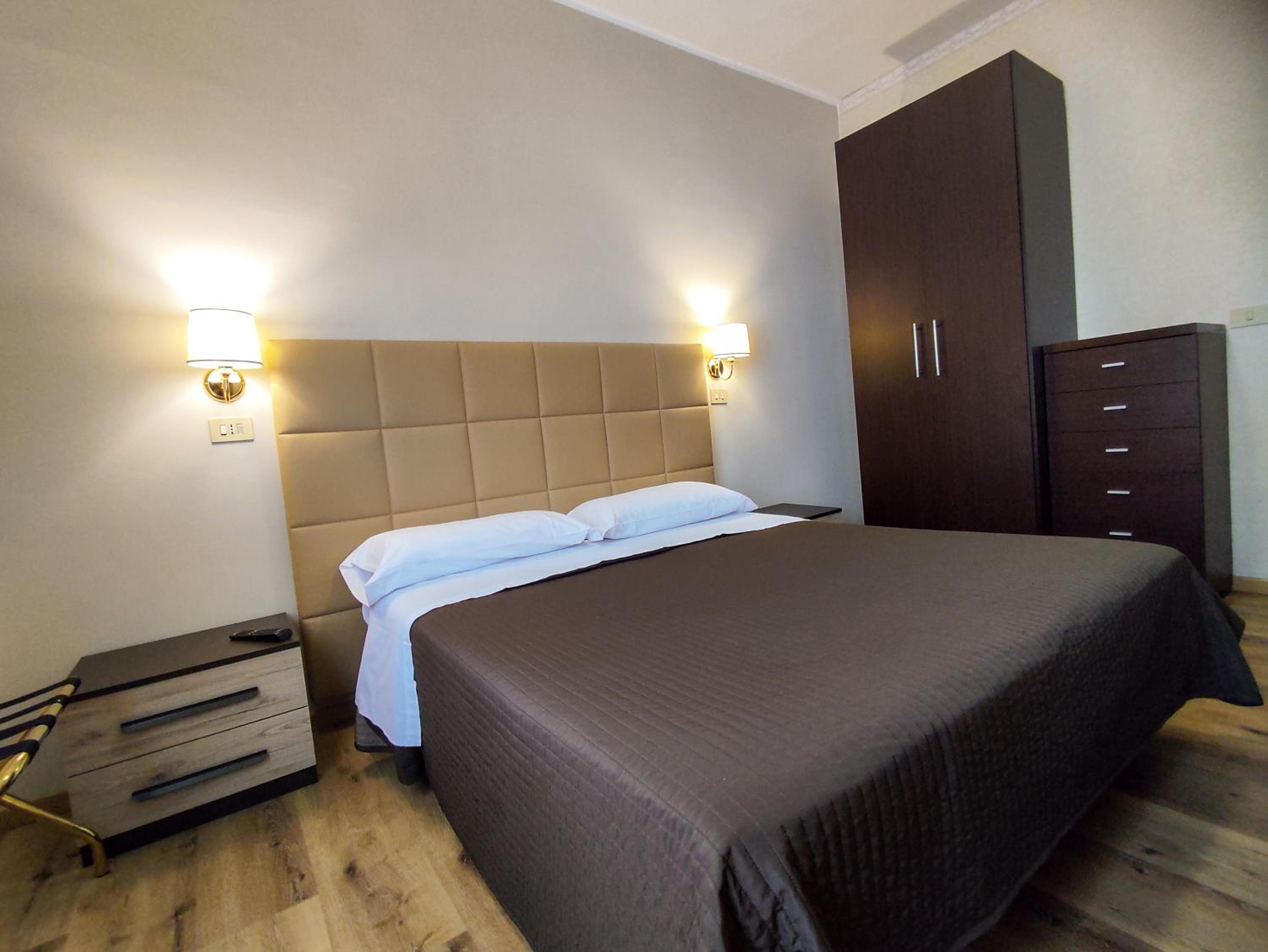 Double or Twin Room - Photo 4
