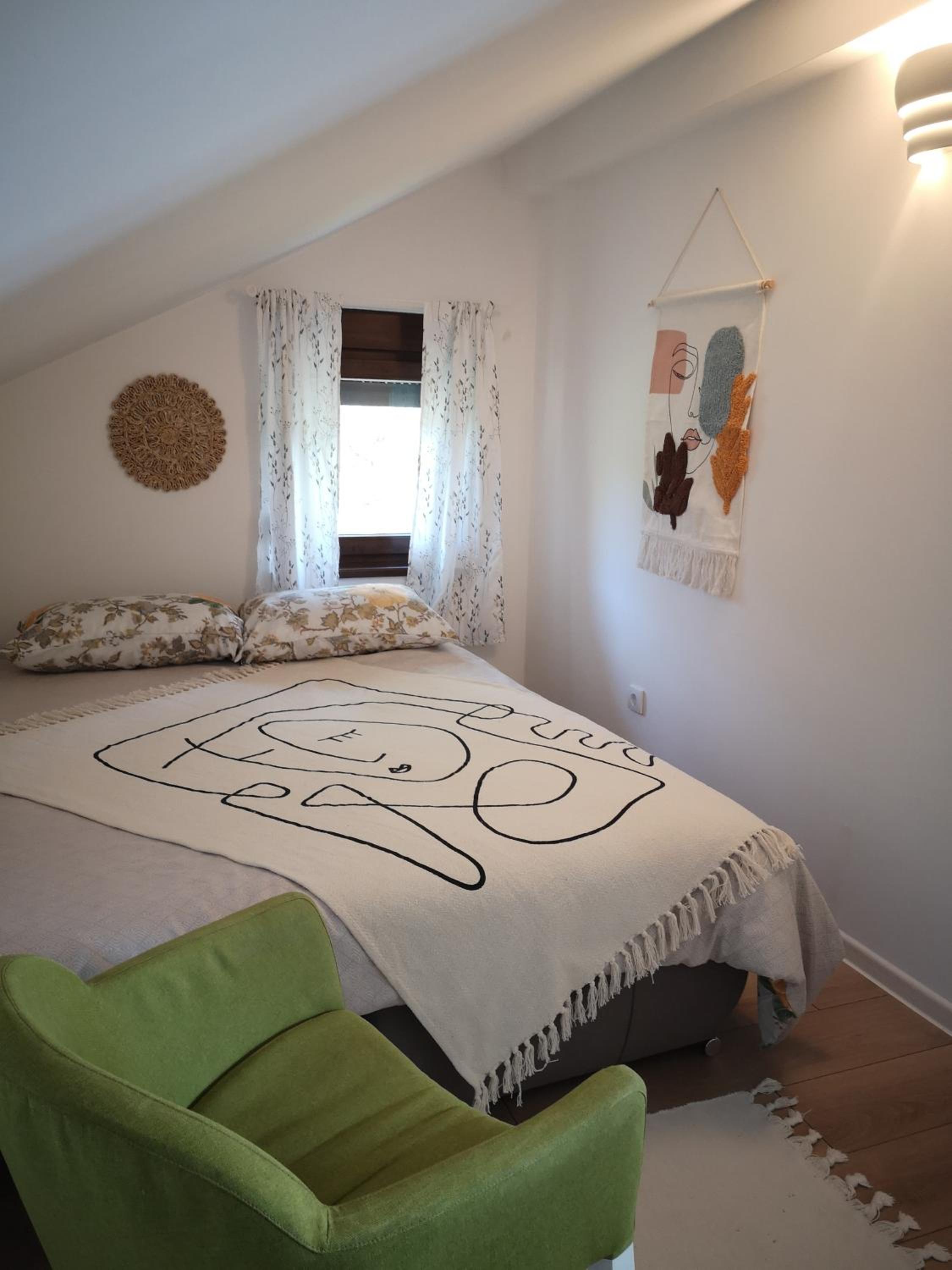 One-Bedroom Apartment photo 1