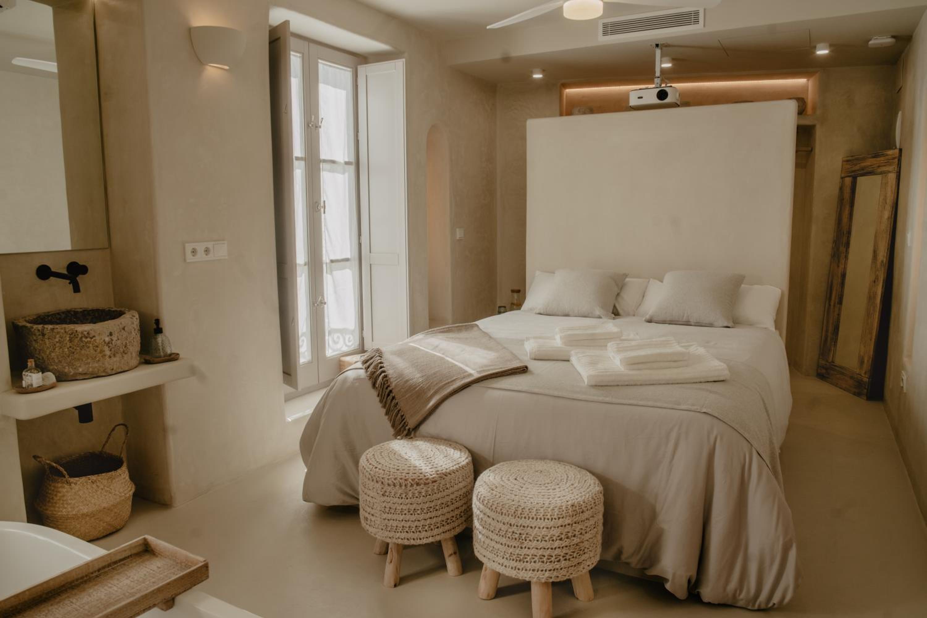 Premium Queen  Room with Balcony - Photo 4