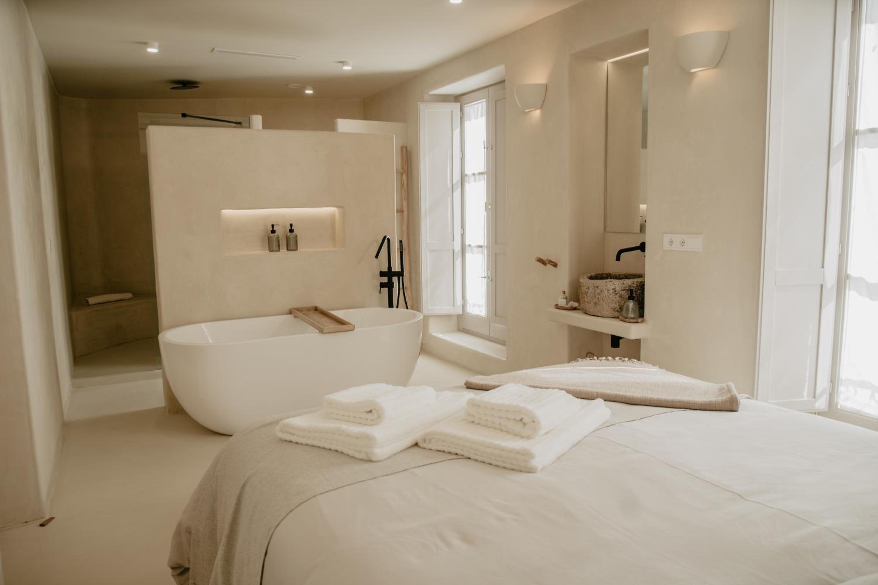 Premium Queen  Room with Balcony - Photo 6