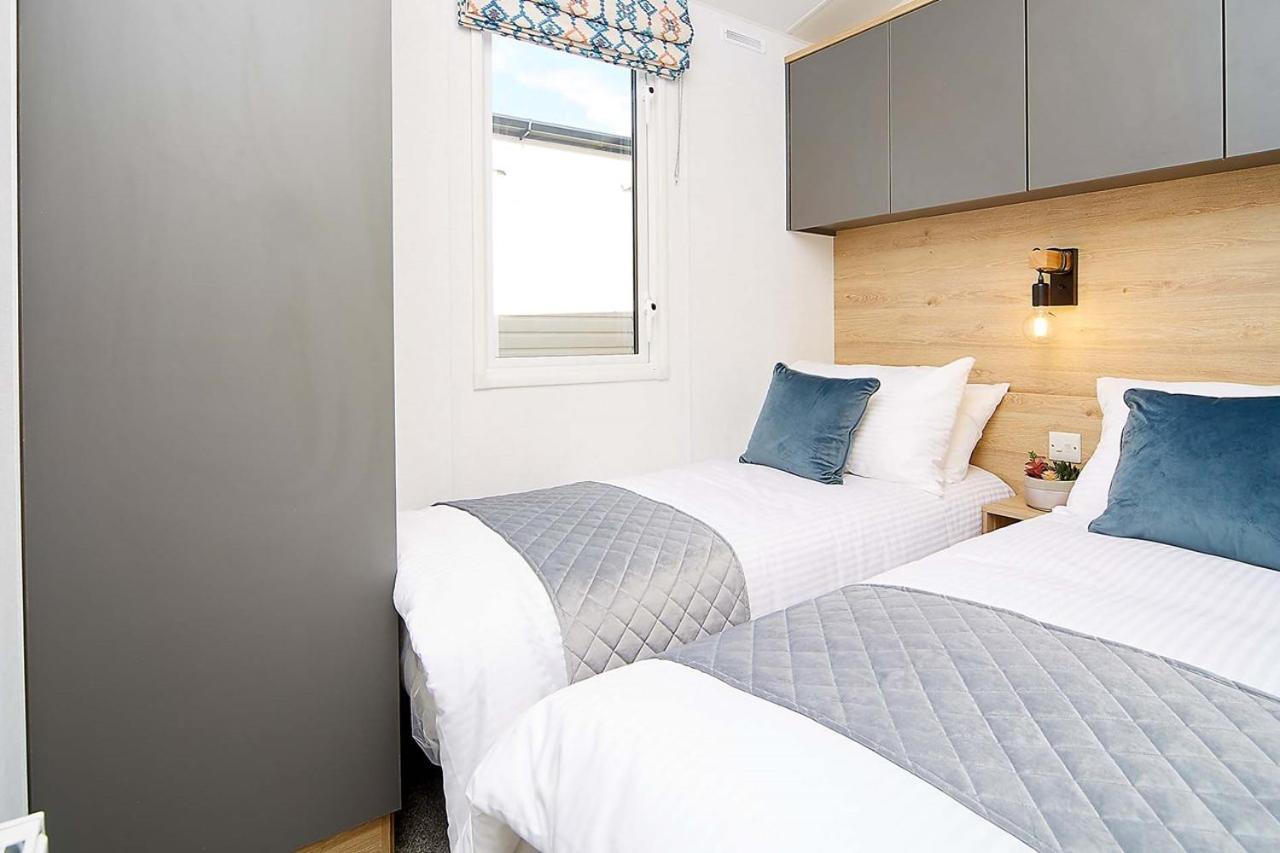 6 berth Luxury Caravan - Pet Friendly photo 2