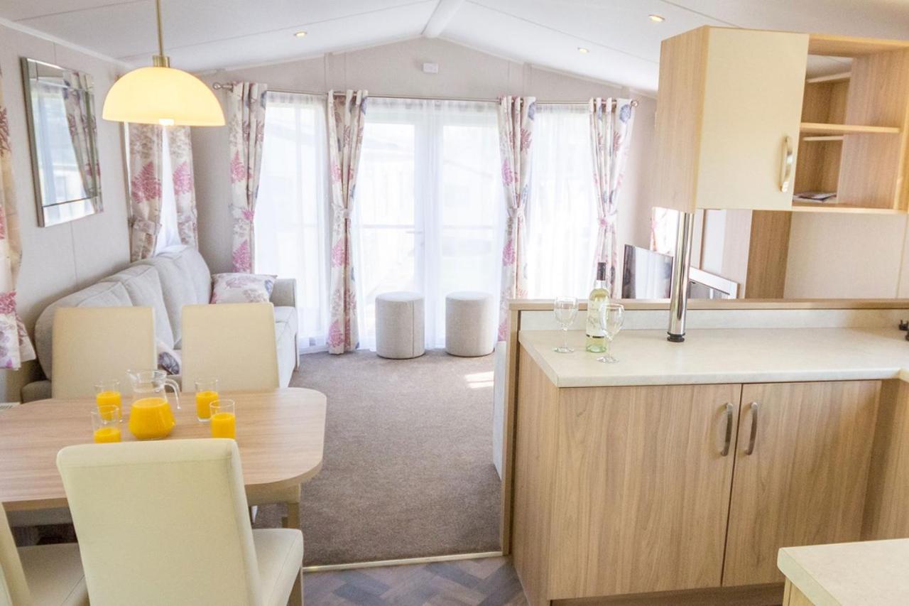 6 berth Luxury Caravan - Pet Friendly photo 3