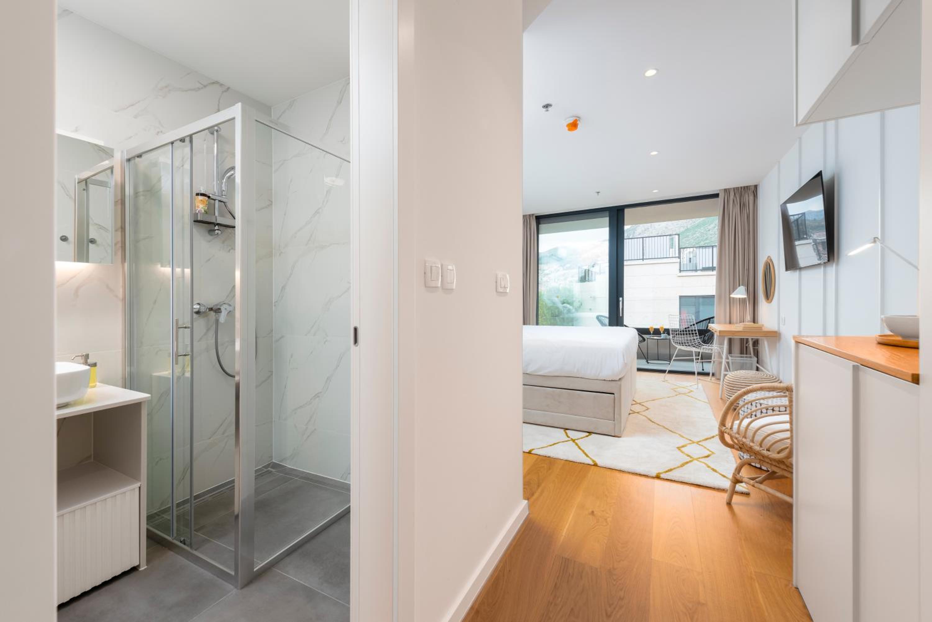 Deluxe Double Room with Balcony photo 2