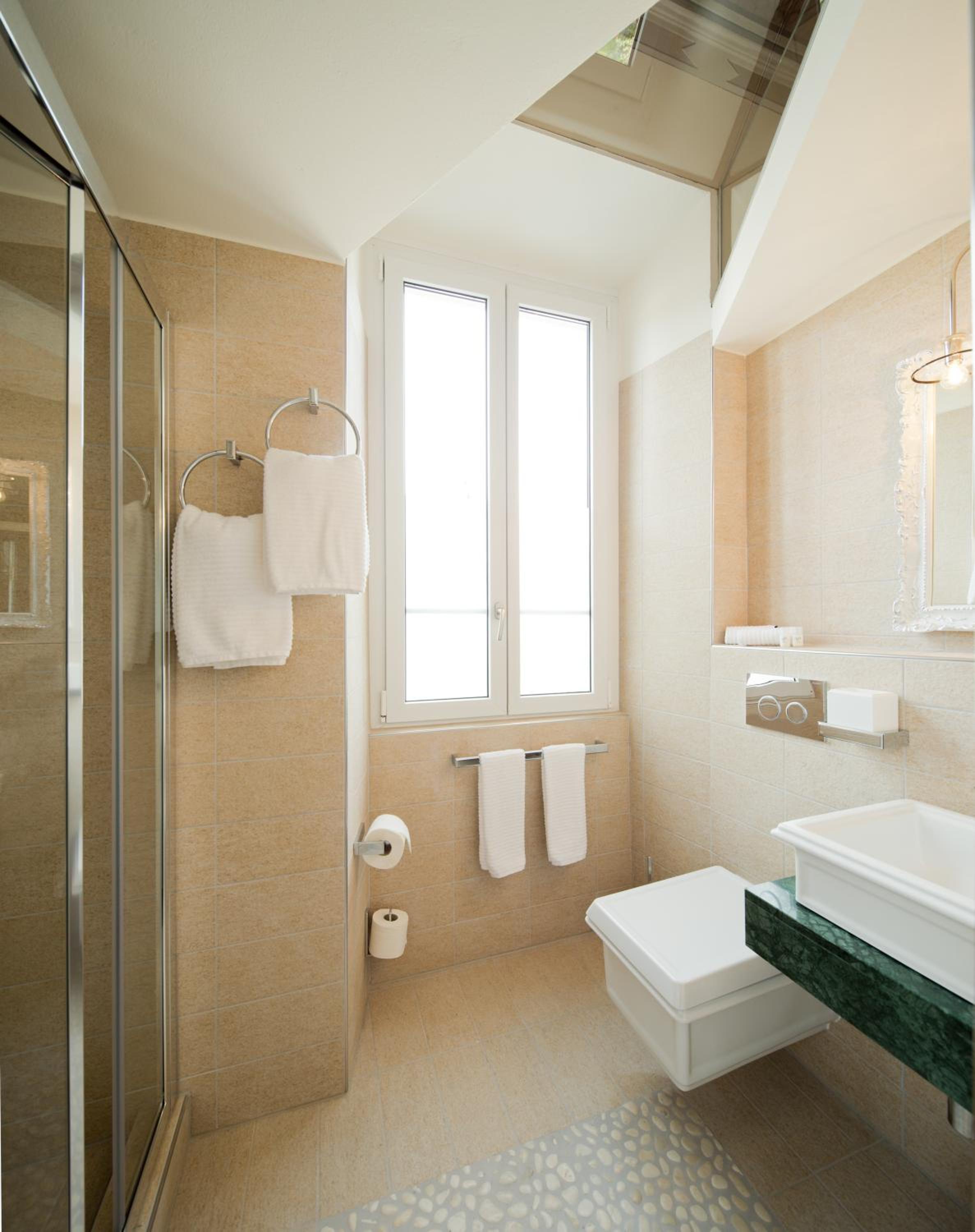 Superior Double Room with Lake View - Photo 4