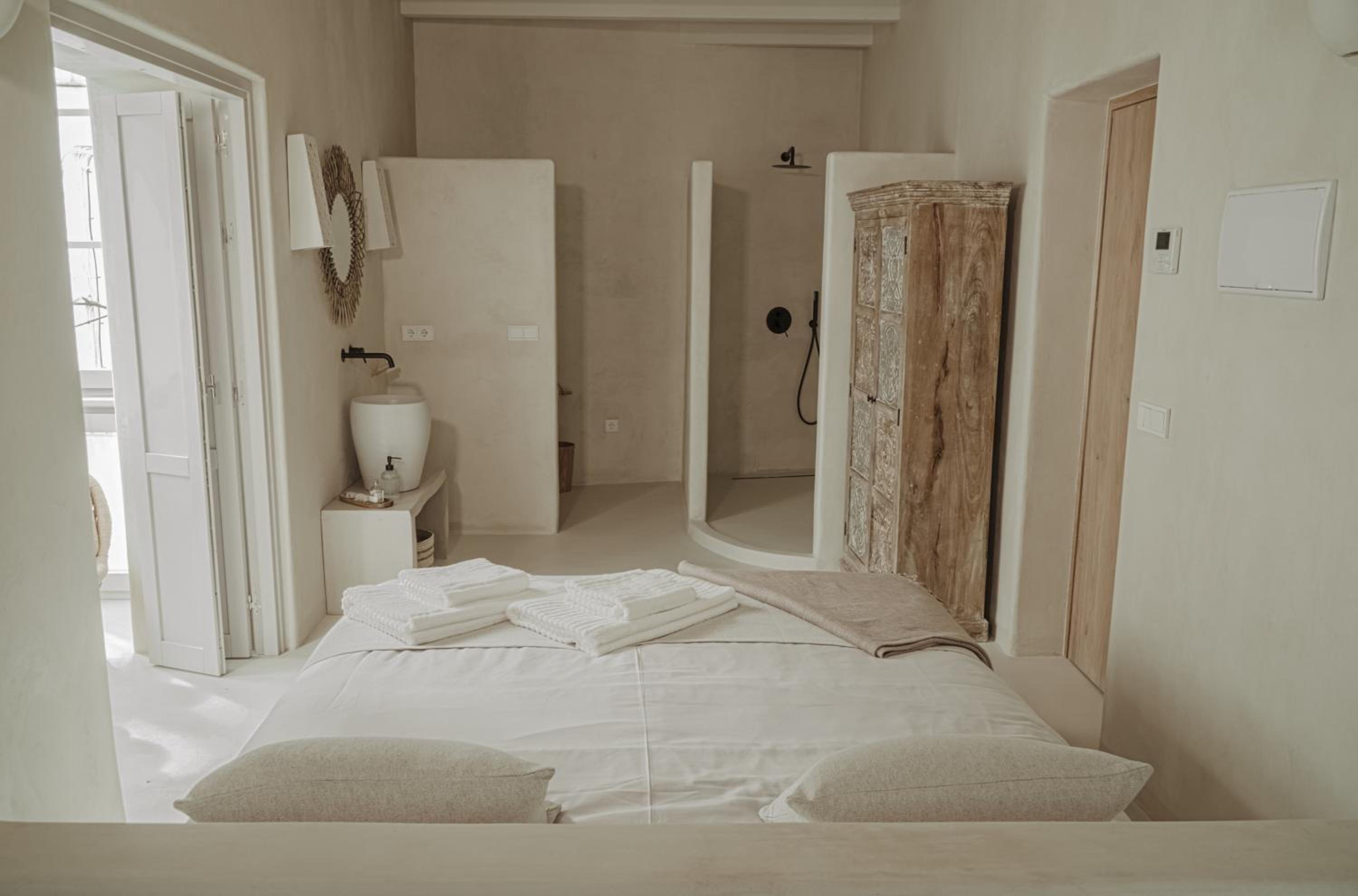 Premium Queen  Room with Balcony - Photo 3