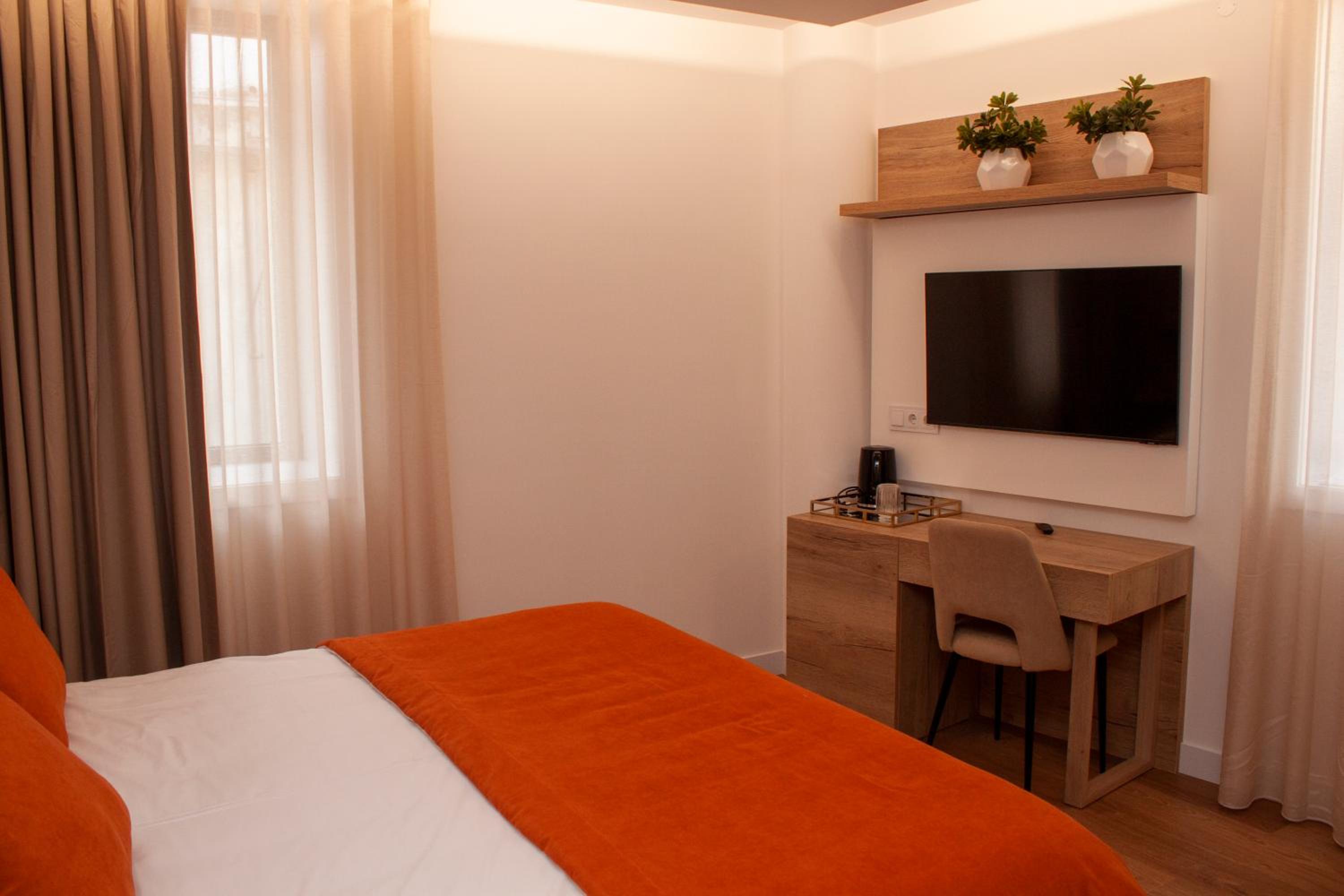 Large Double Room - Photo 5