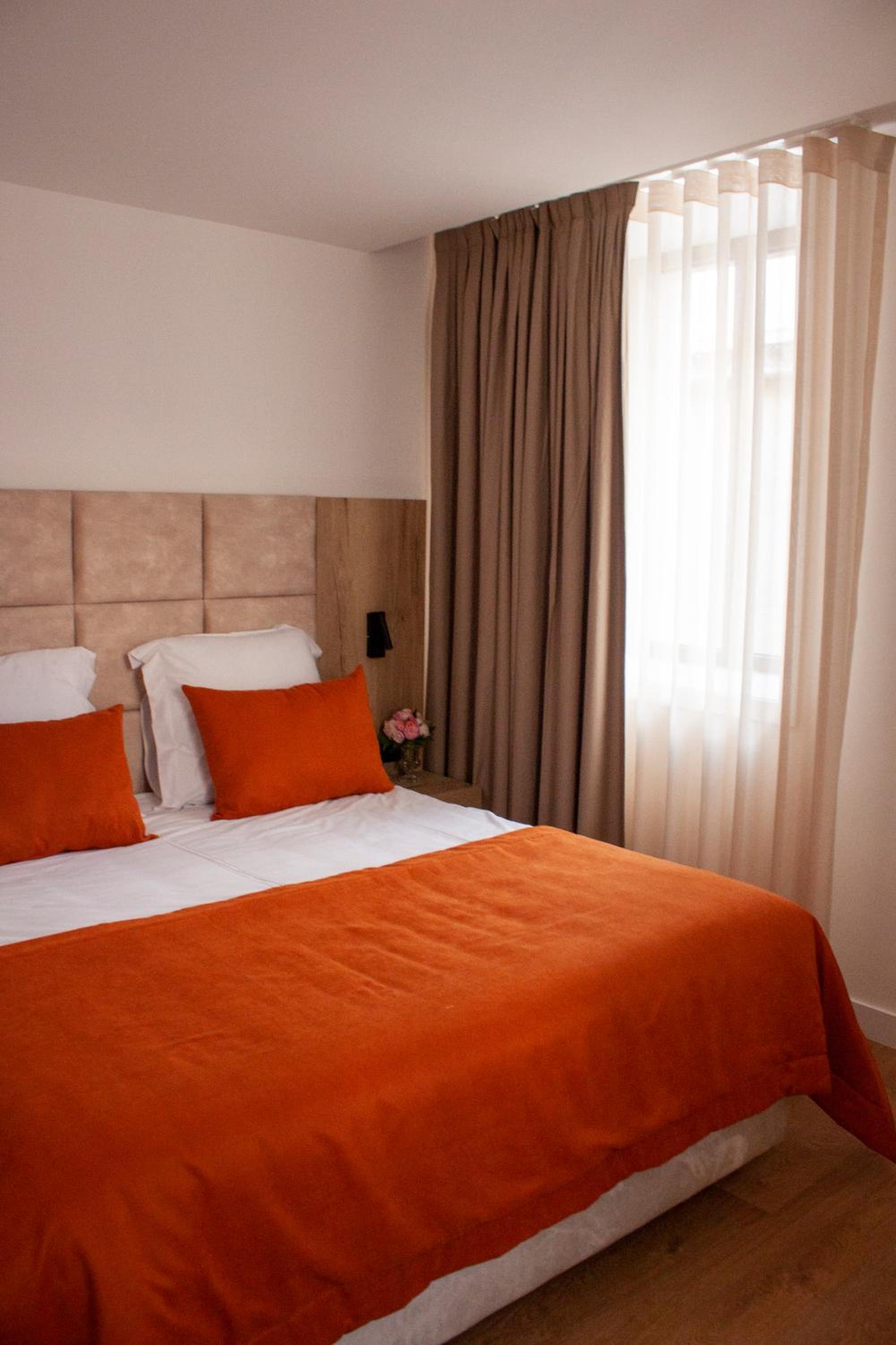 Large Double Room - Photo 7