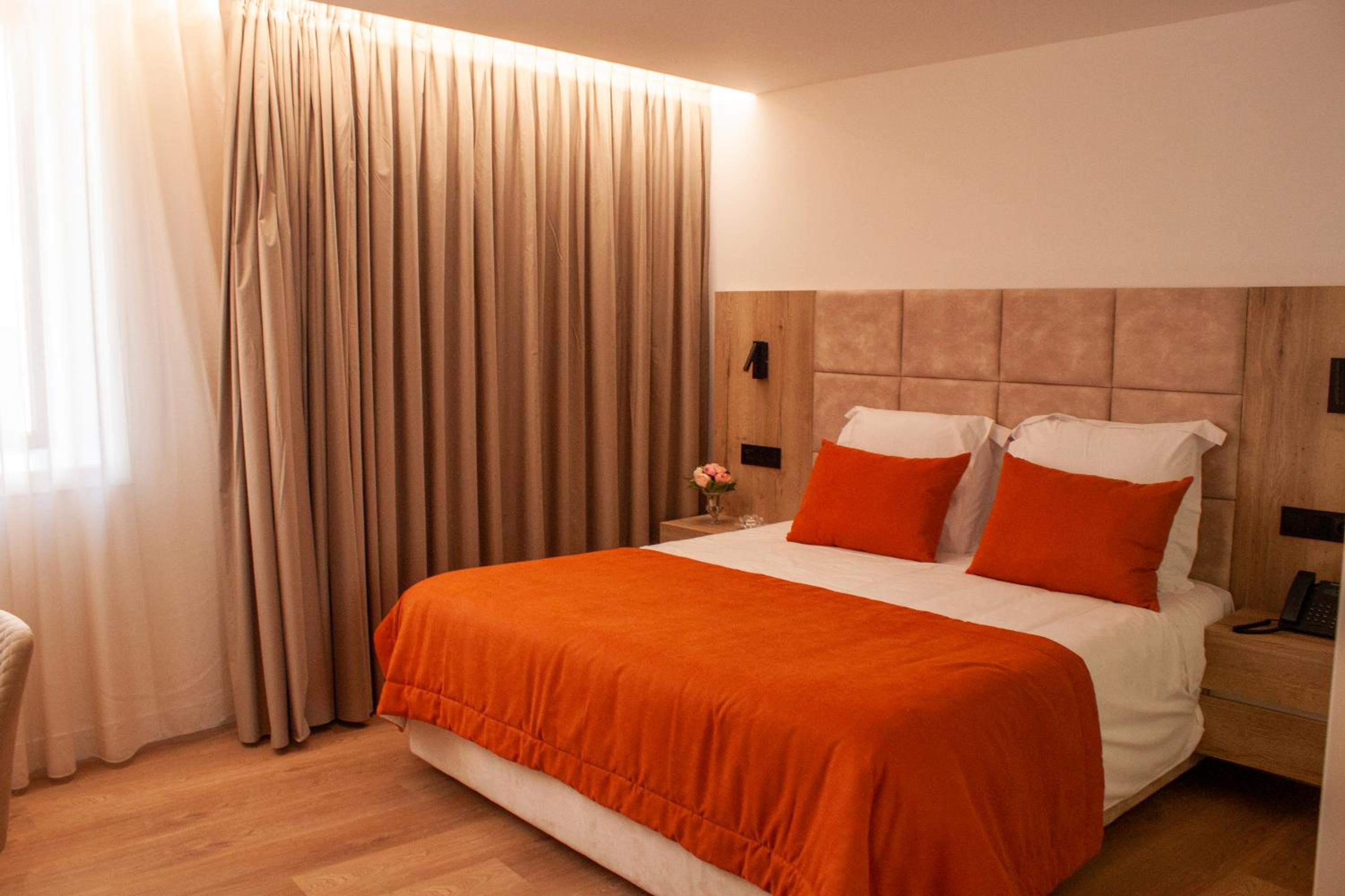 Large Double Room - Photo 6