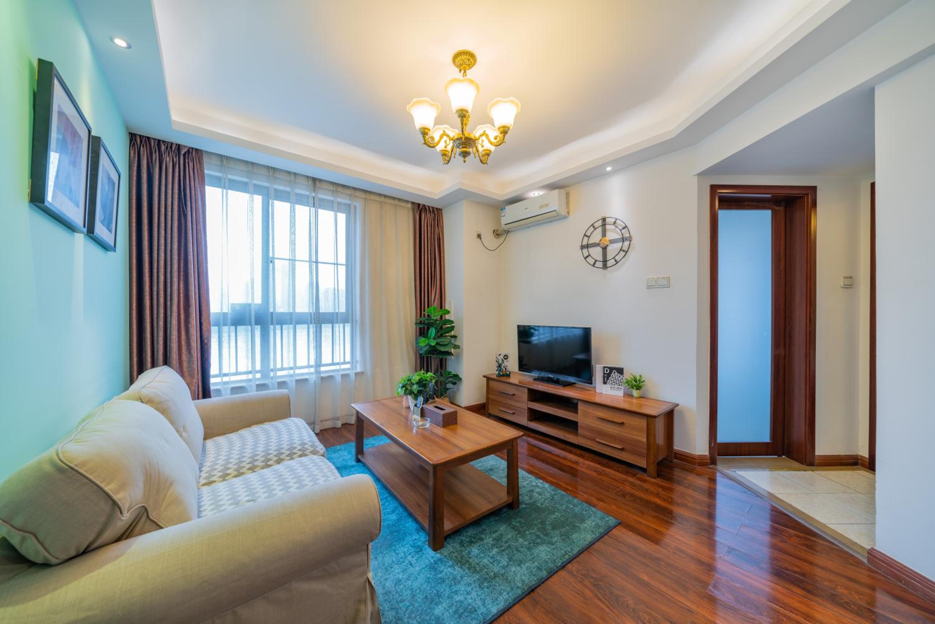 One-Bedroom Apartment with City View photo 3