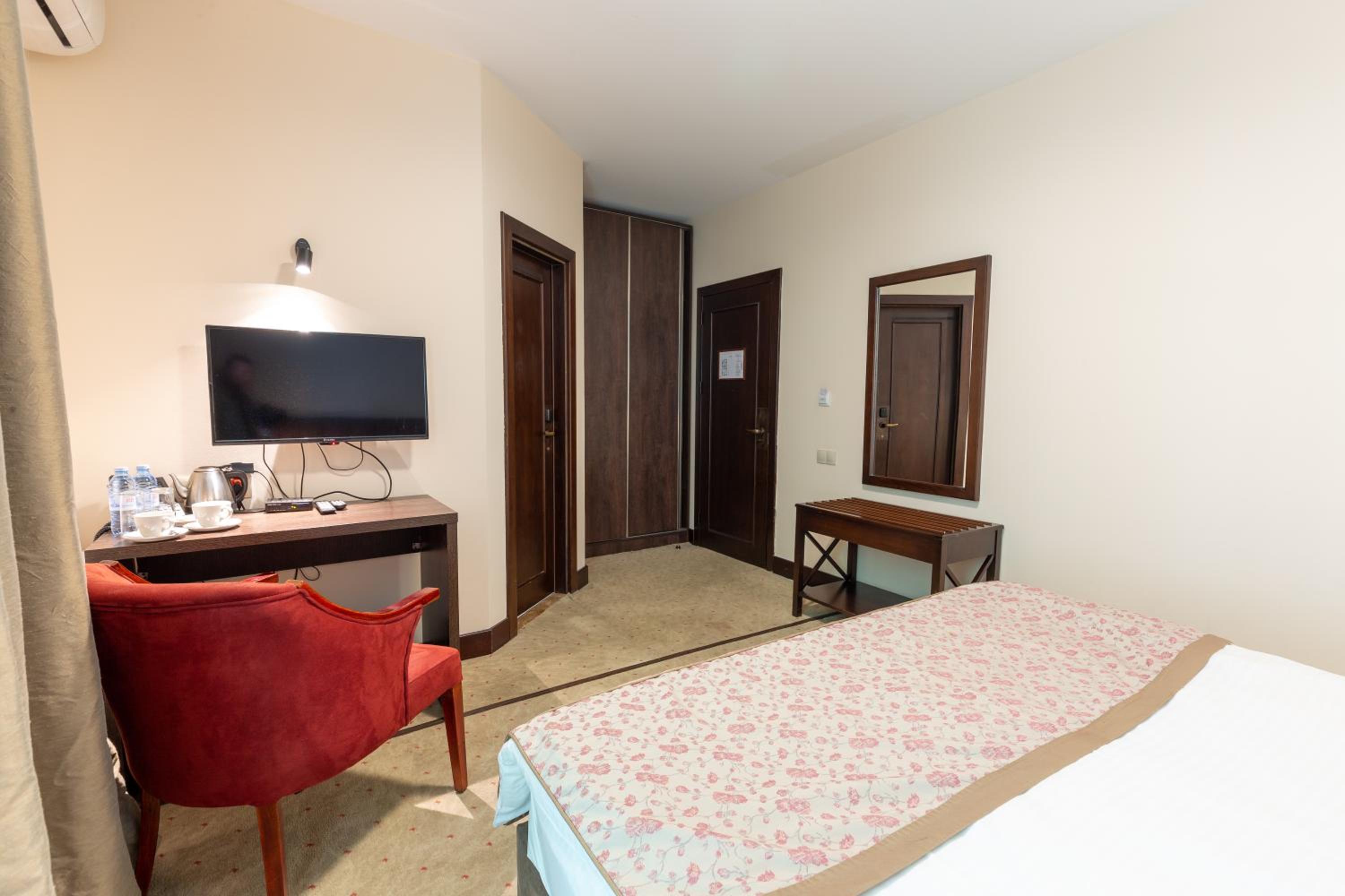 Deluxe Double Room with Balcony photo 3