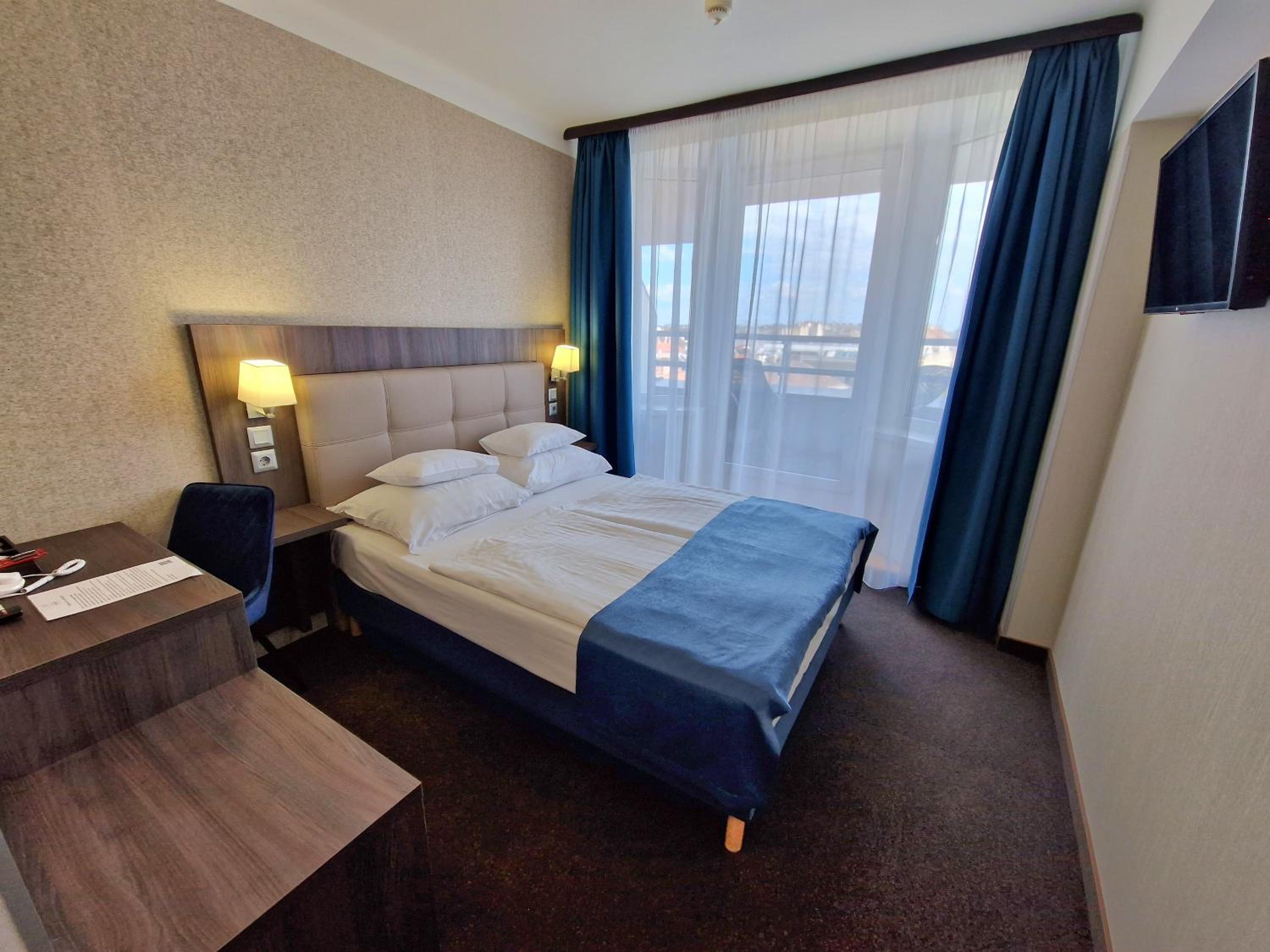 Superior Double Room with Balcony - Photo 3