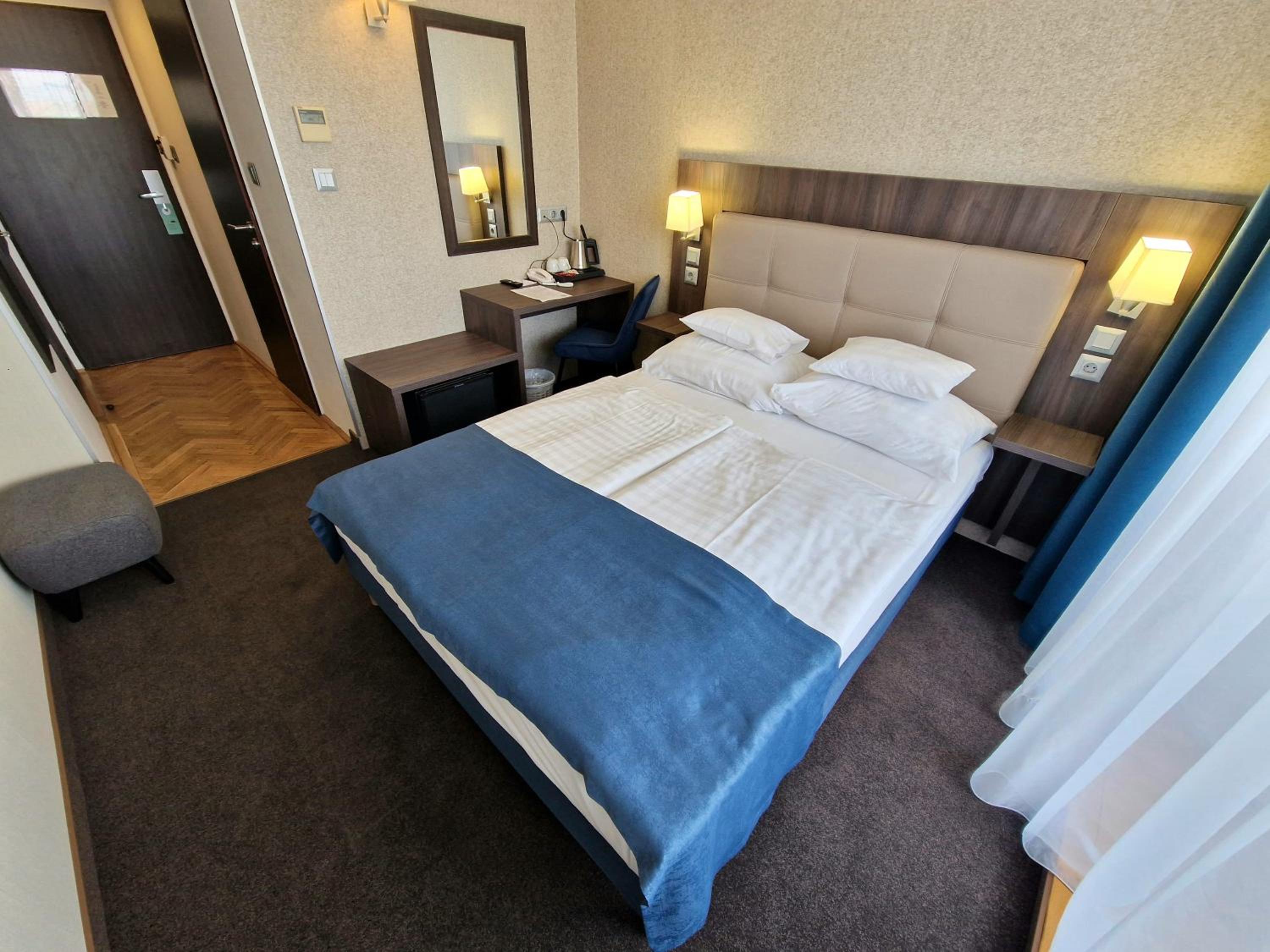 Superior Double Room with Balcony - Photo 4