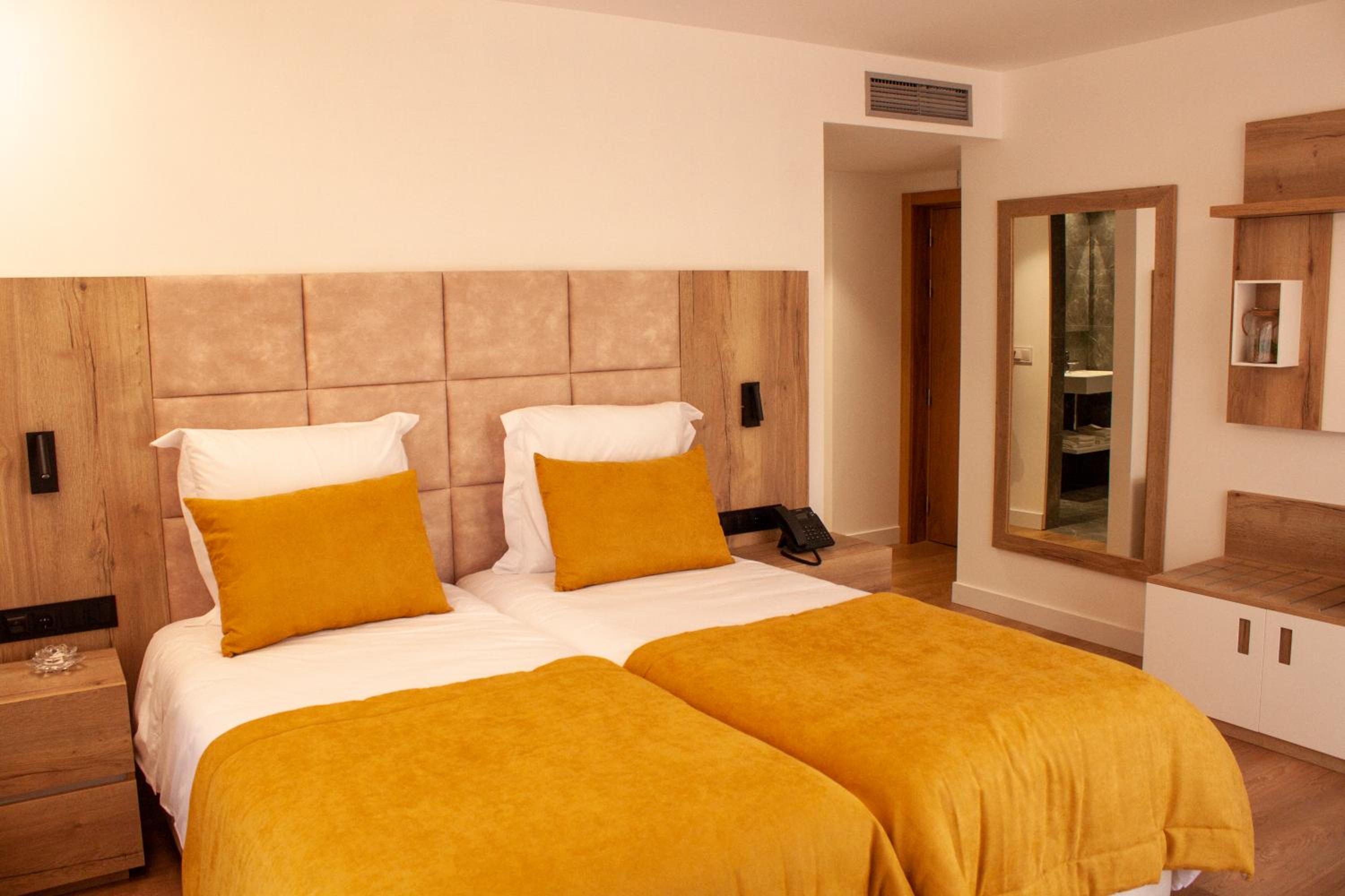 Twin Room - Photo 8