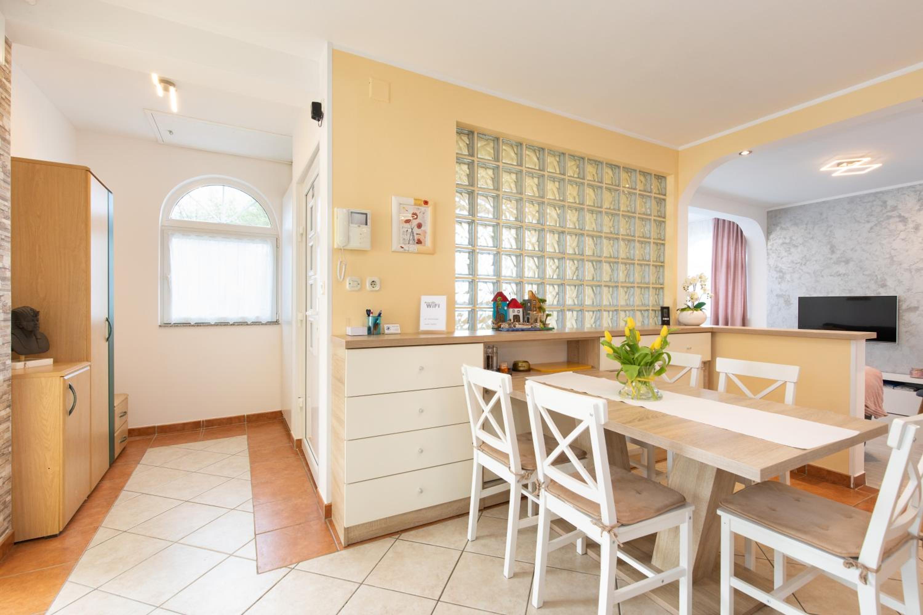 Apartment with Terrace - Photo 25