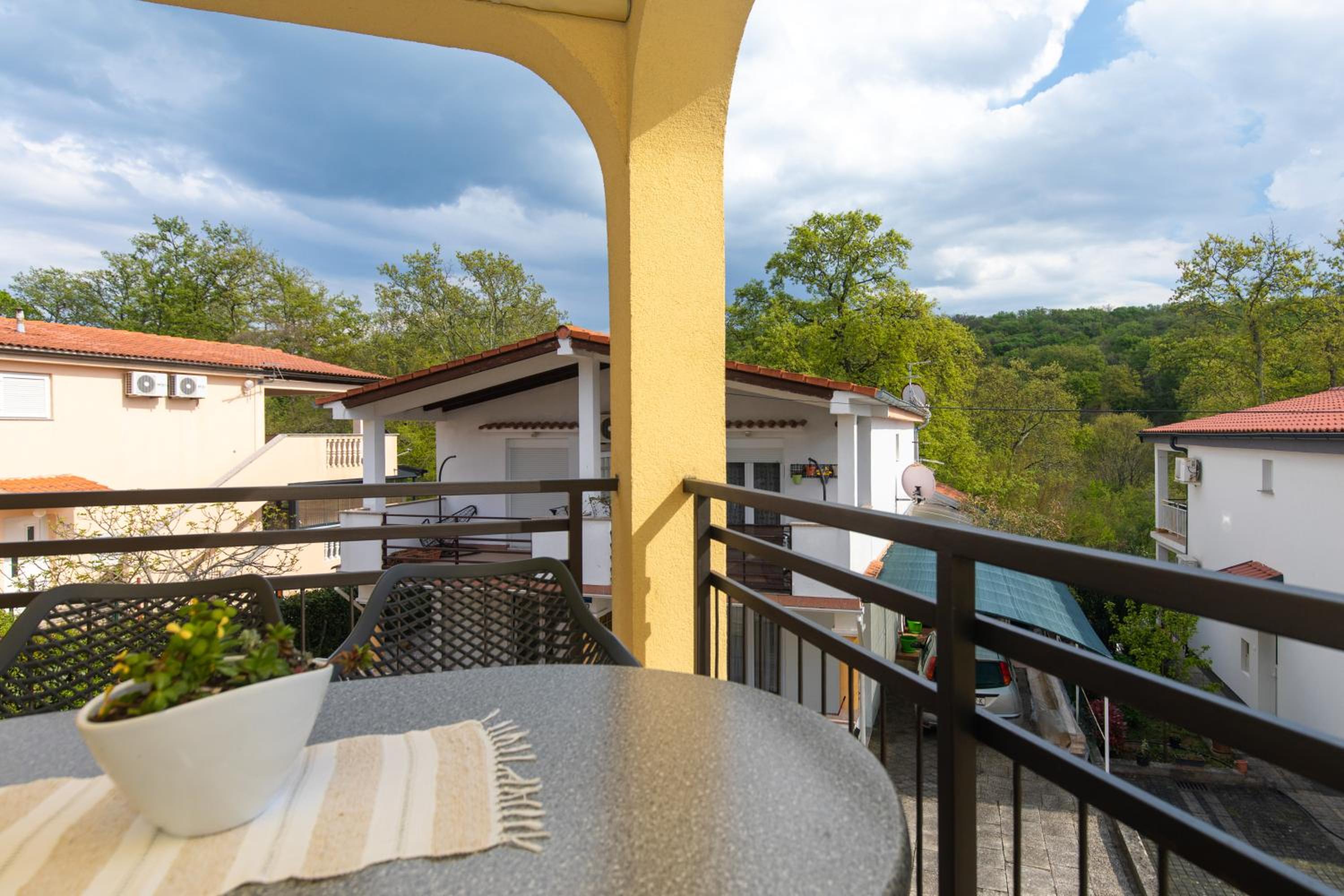 Apartment with Terrace - Photo 7