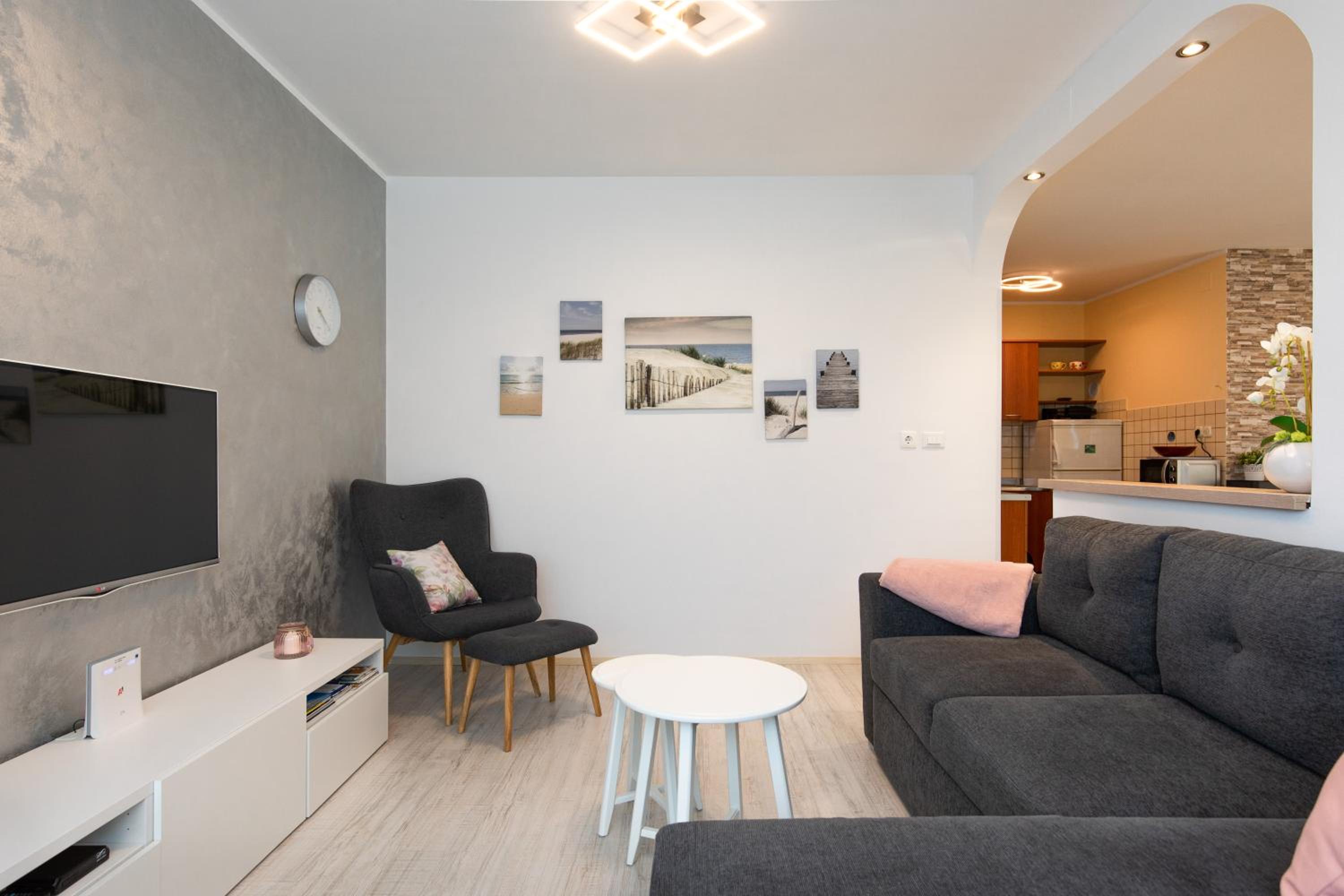 Apartment with Terrace - Photo 12