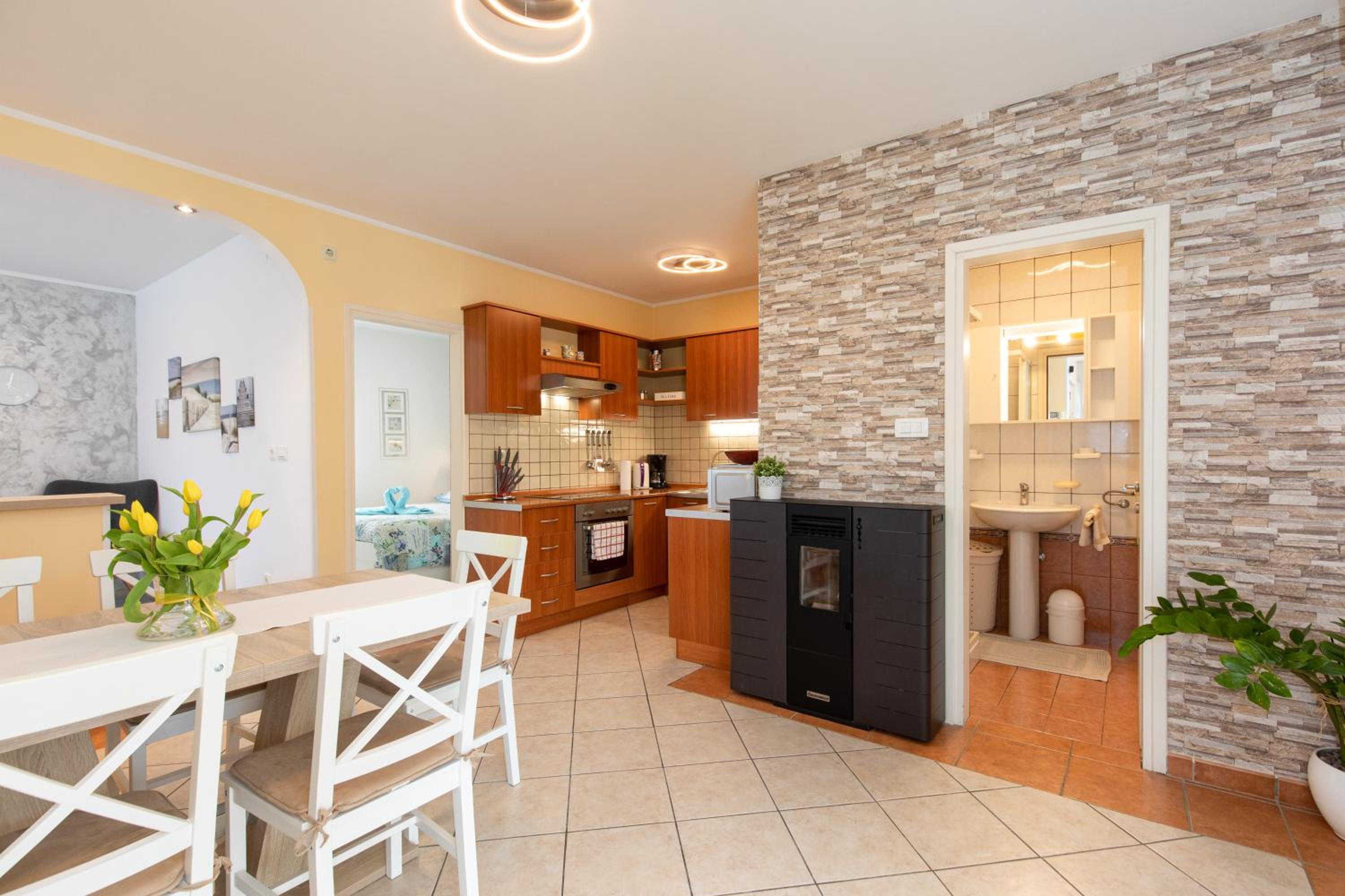 Apartment with Terrace - Photo 4