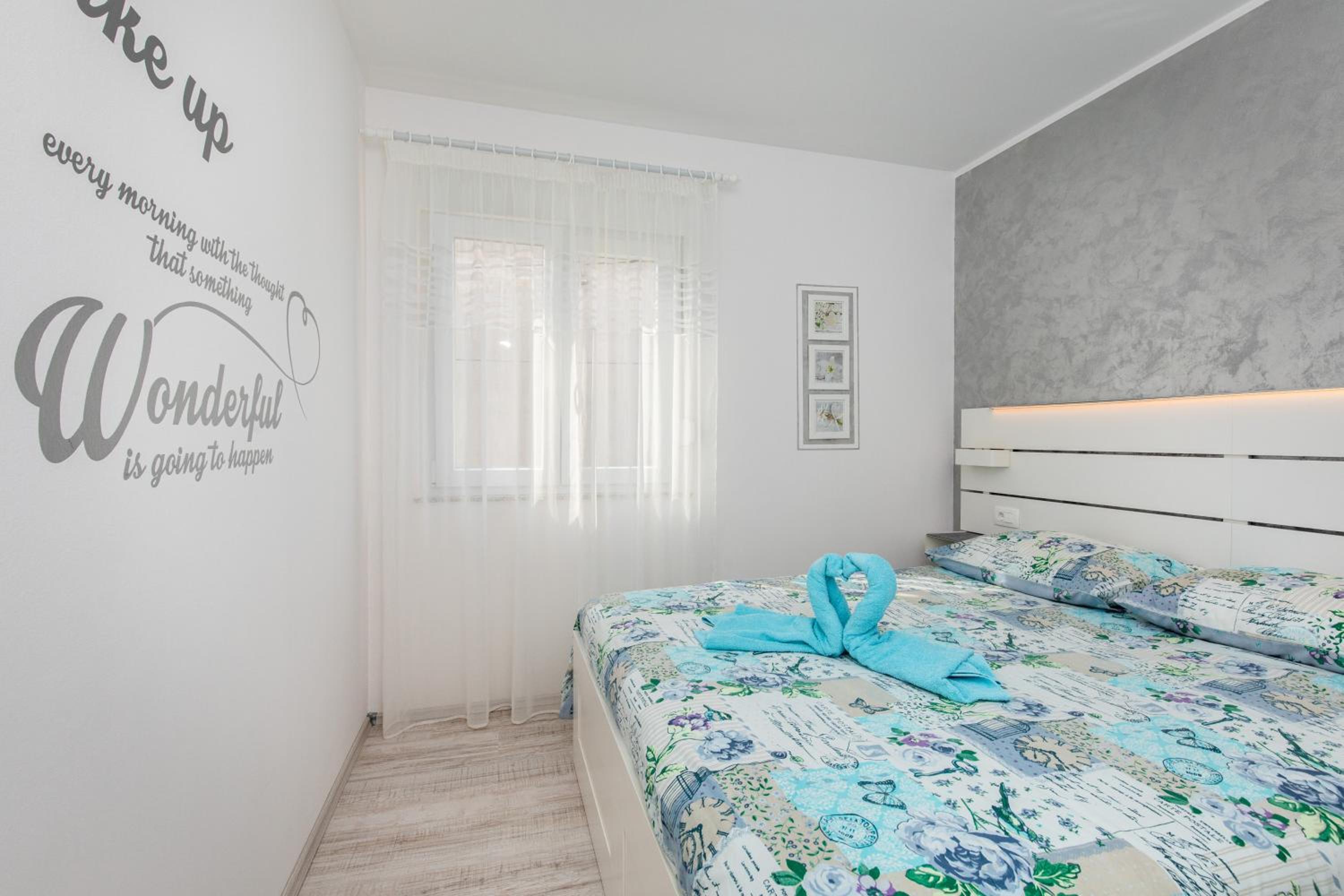 Apartment with Terrace - Photo 14