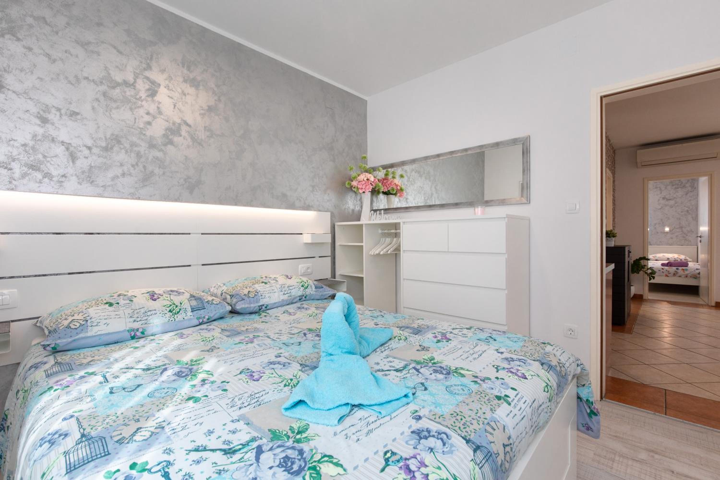 Apartment with Terrace - Photo 17