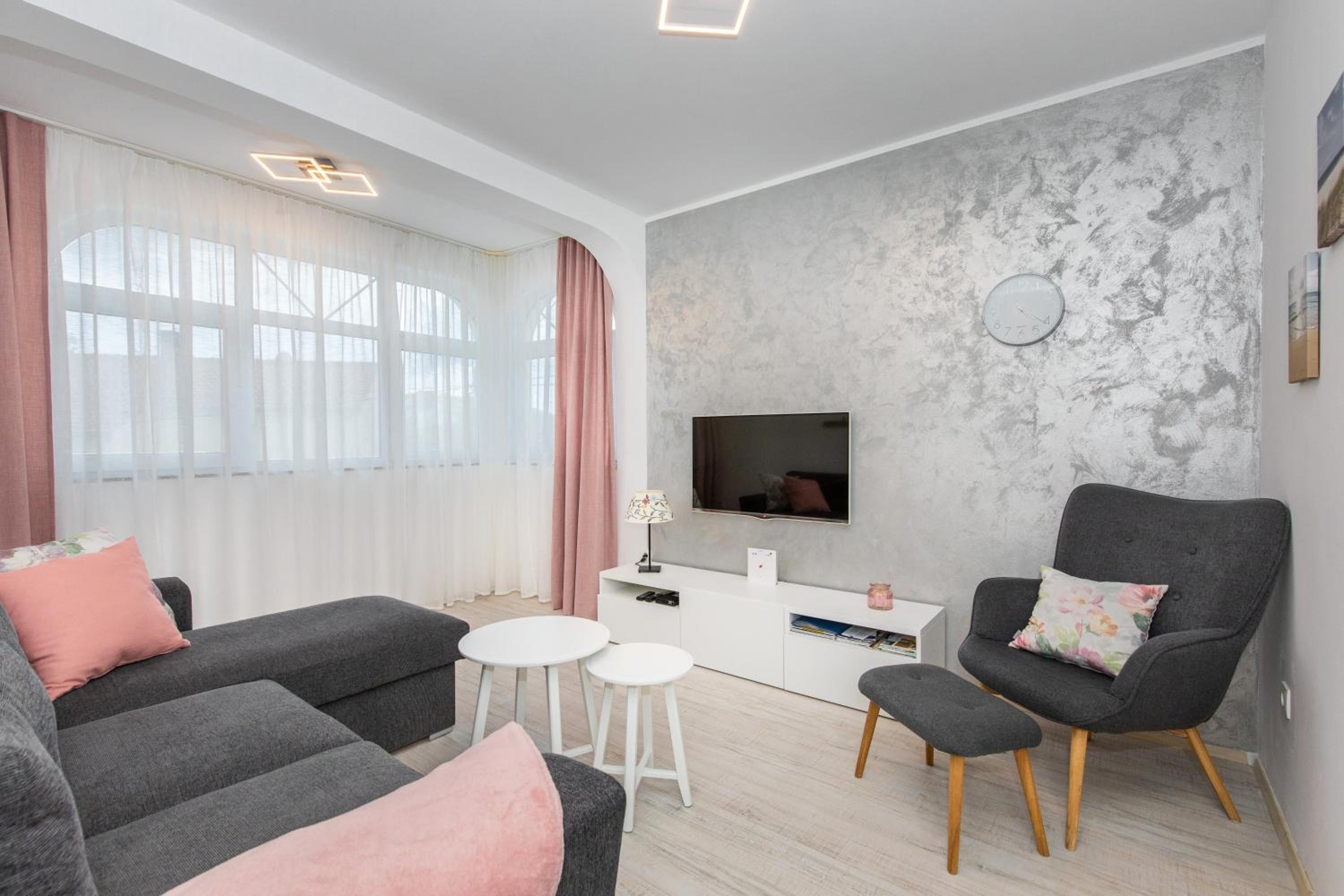 Apartment with Terrace - Photo 18