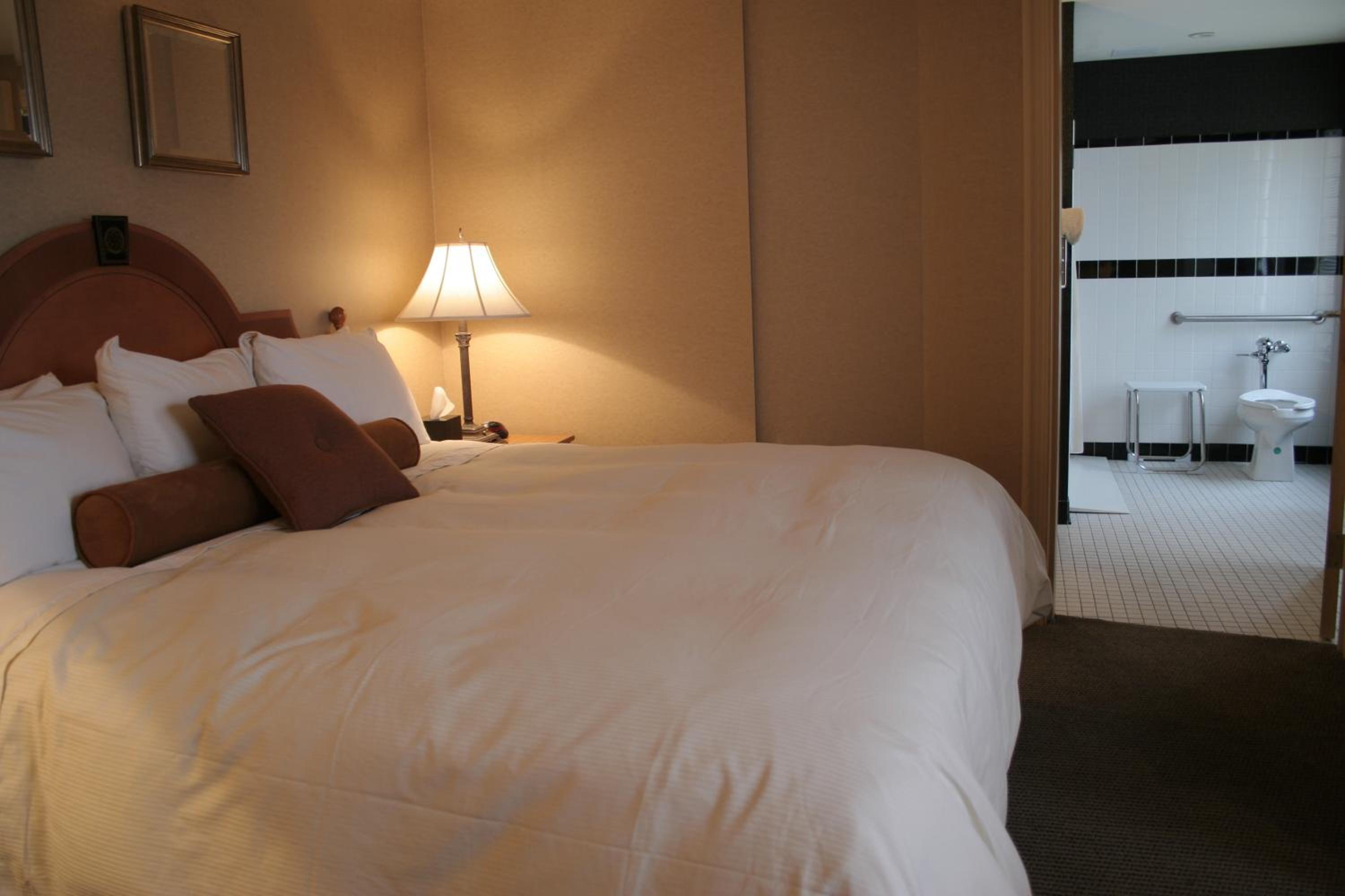 King Room with Mobility/Hearing Access and Roll-In Shower, Non-Smoking