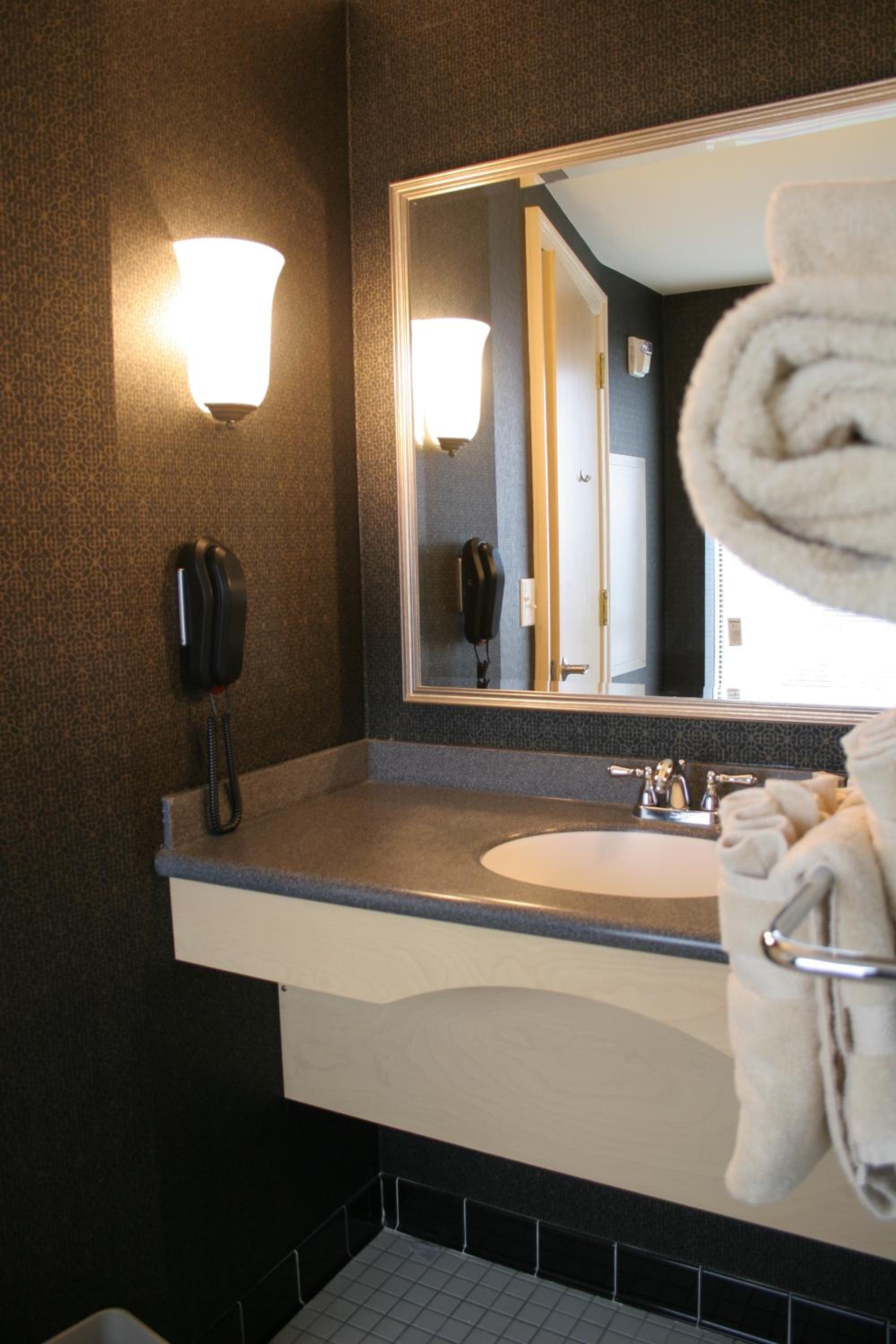 King Room with Mobility/Hearing Access and Bathtub with Grab Bars, Non-Smoking