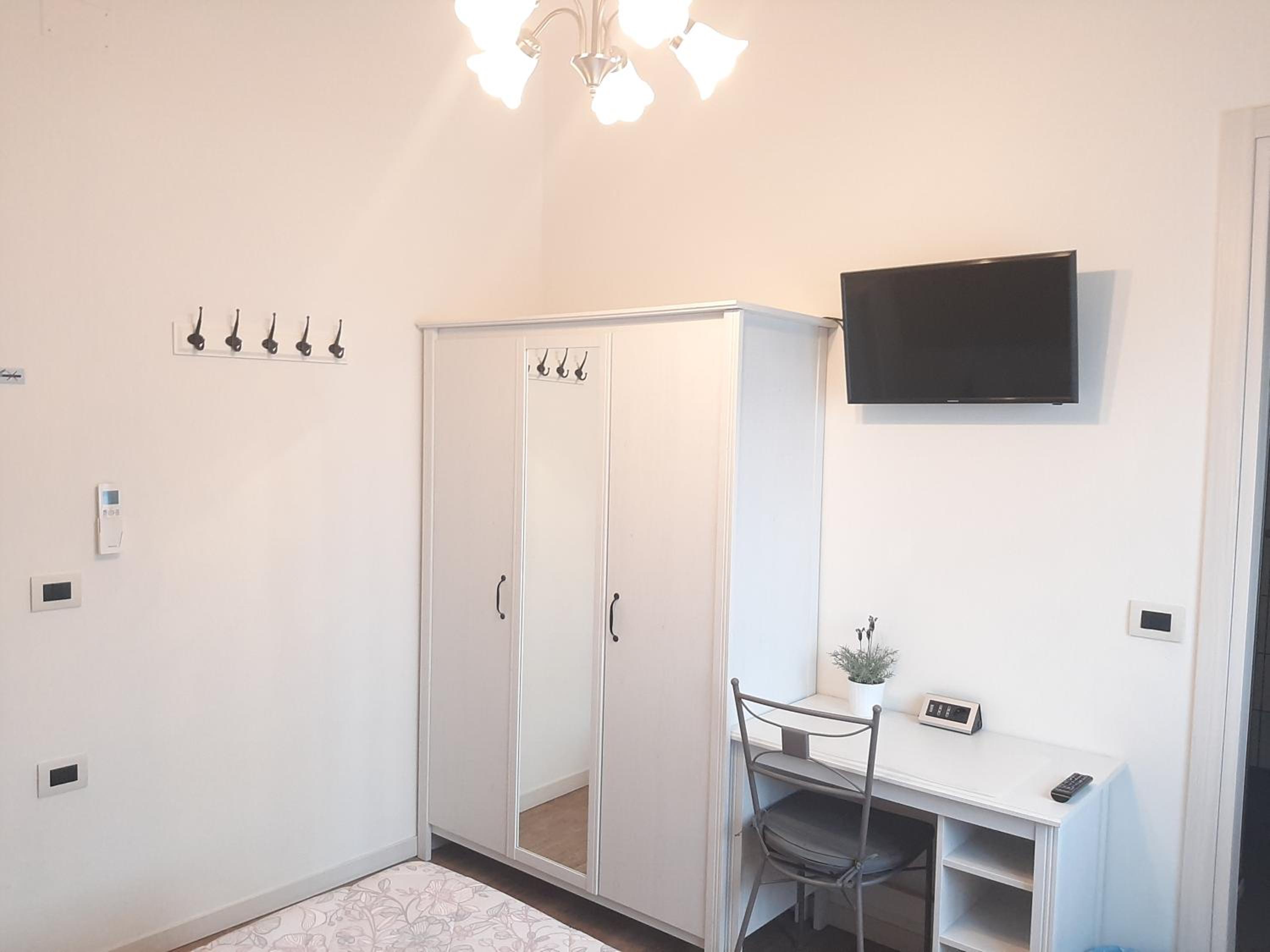 Double Room with Private Bathroom - Photo 8