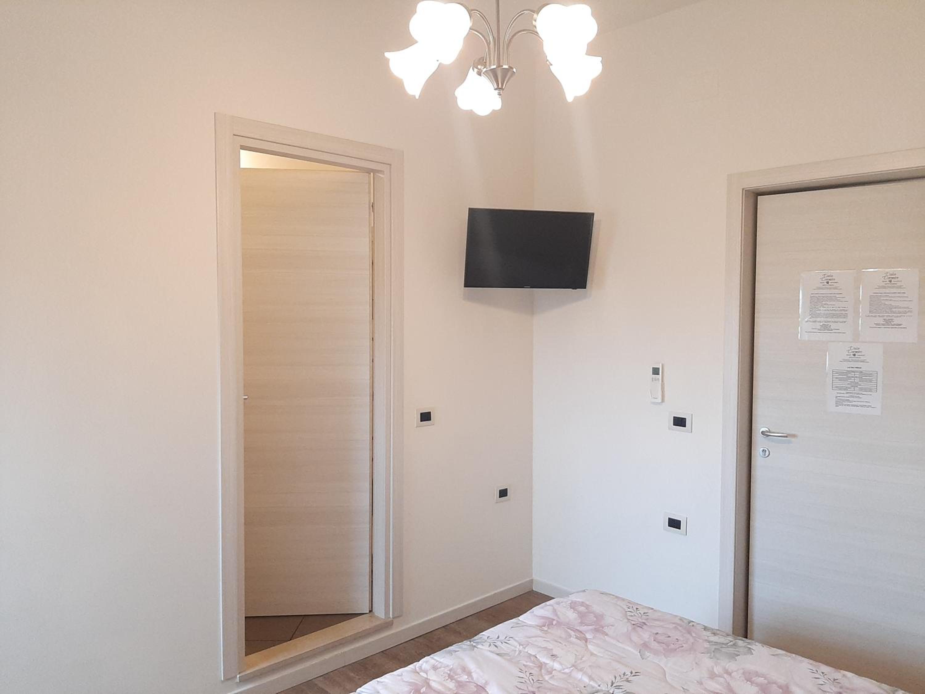 Double Room with Private Bathroom - Photo 15