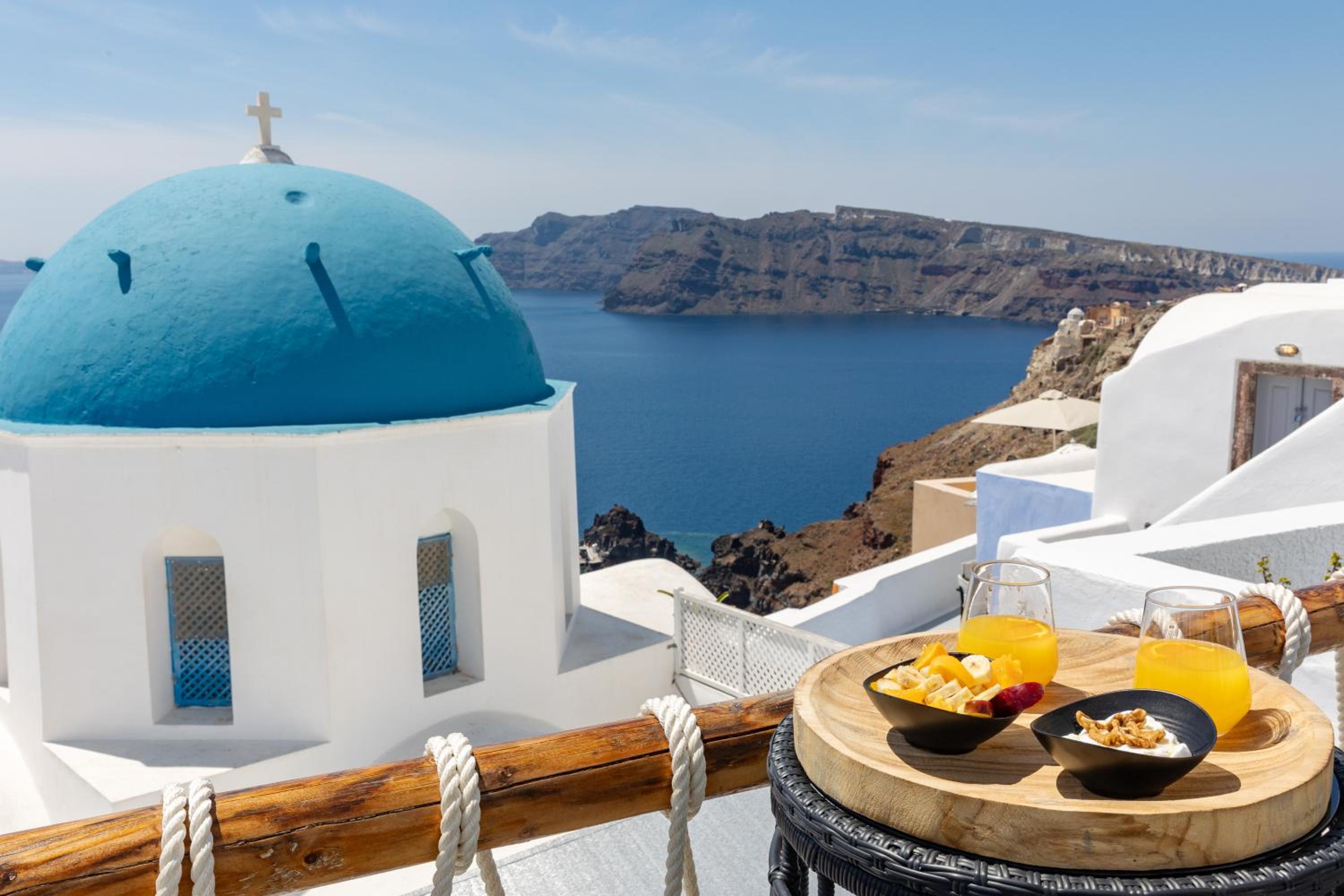 Blue Dome Suite with Hot Tub and Caldera View photo 2