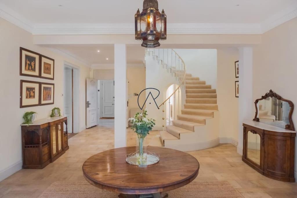 Six-Bedroom House photo 1