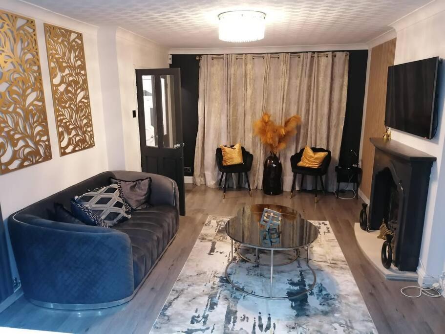 Three-Bedroom House photo 3